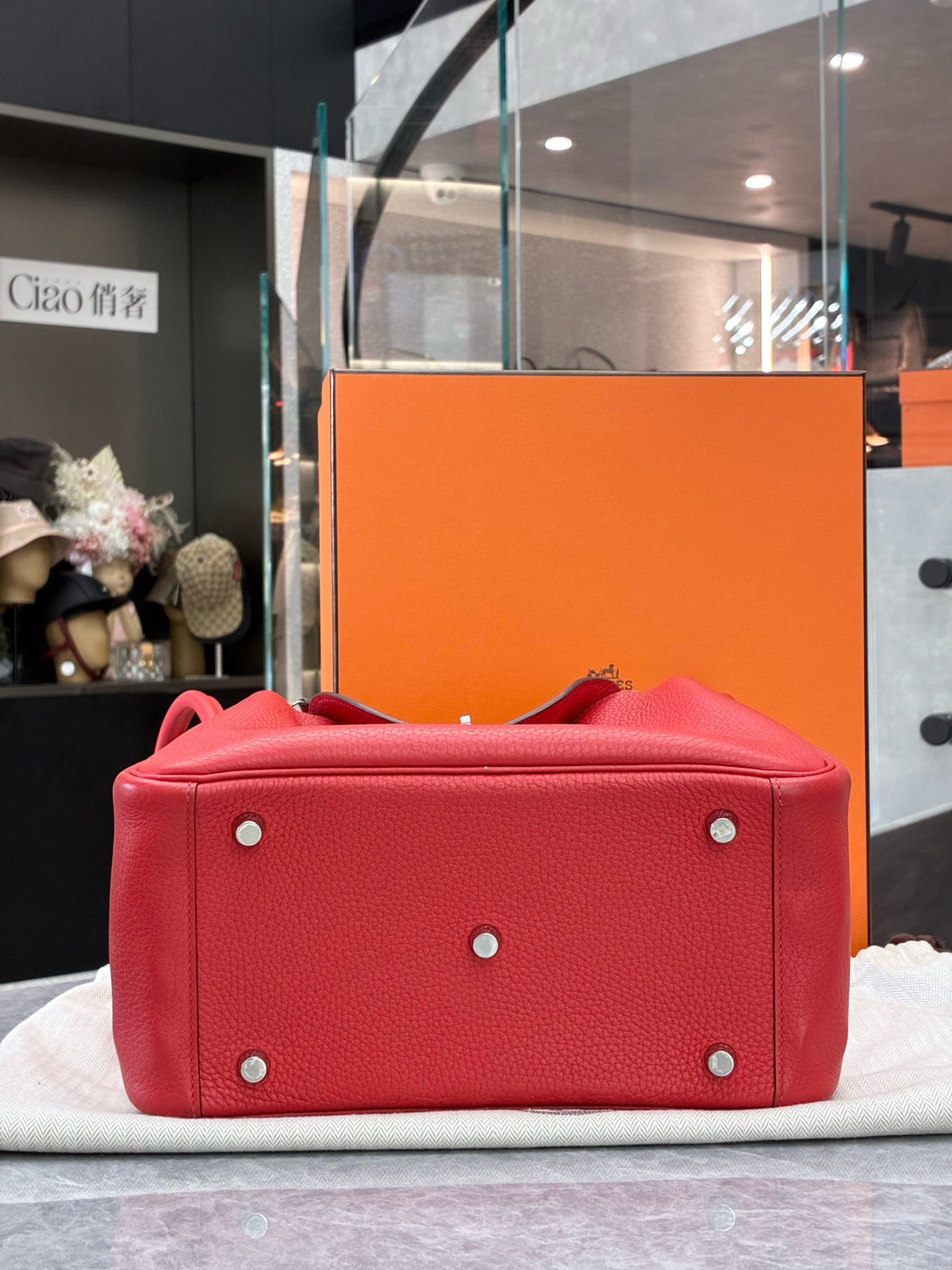 HERMÈS Lindy 26 – Q5 Rouge Vif Clemence Leather, Palladium Hardware, X Stamp, Good Pre-Owned