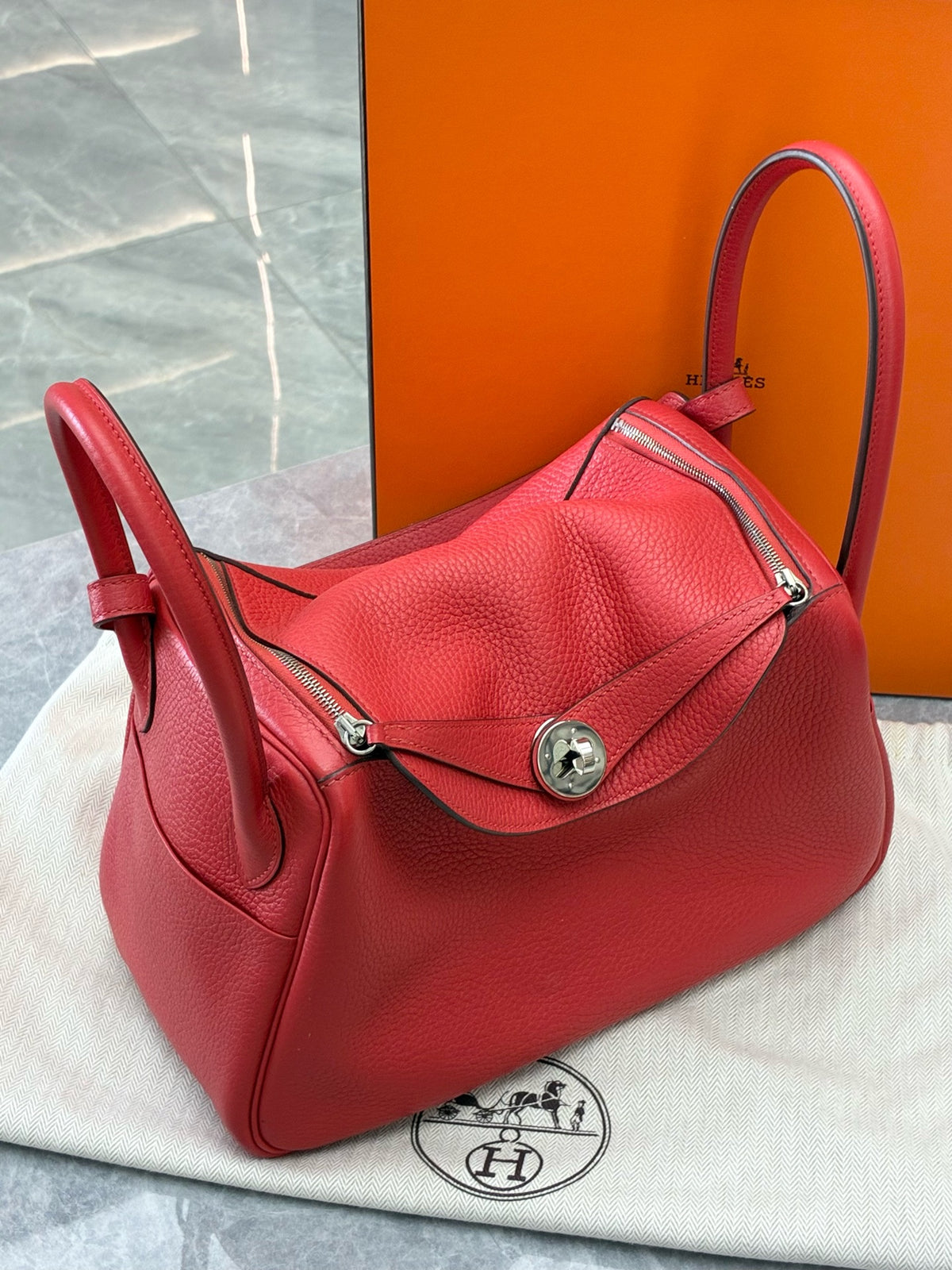 HERMÈS Lindy 26 – Q5 Rouge Vif Clemence Leather, Palladium Hardware, X Stamp, Good Pre-Owned