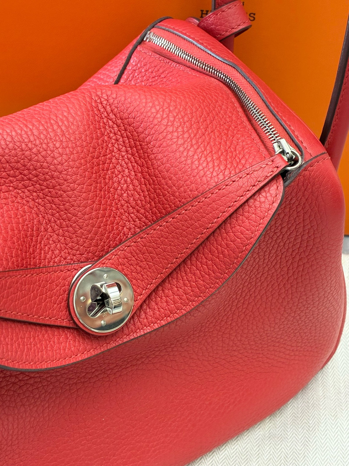 HERMÈS Lindy 26 – Q5 Rouge Vif Clemence Leather, Palladium Hardware, X Stamp, Good Pre-Owned