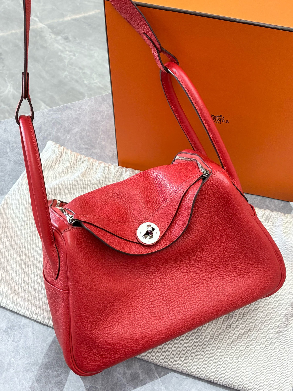 HERMÈS Lindy 26 – Q5 Rouge Vif Clemence Leather, Palladium Hardware, X Stamp, Good Pre-Owned