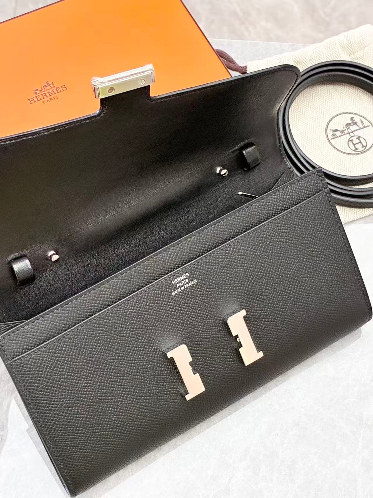 HERMÈS Constance To Go Wallet – Black Epsom Leather, Palladium Hardware, W Stamp, Excellent Pre-Owned