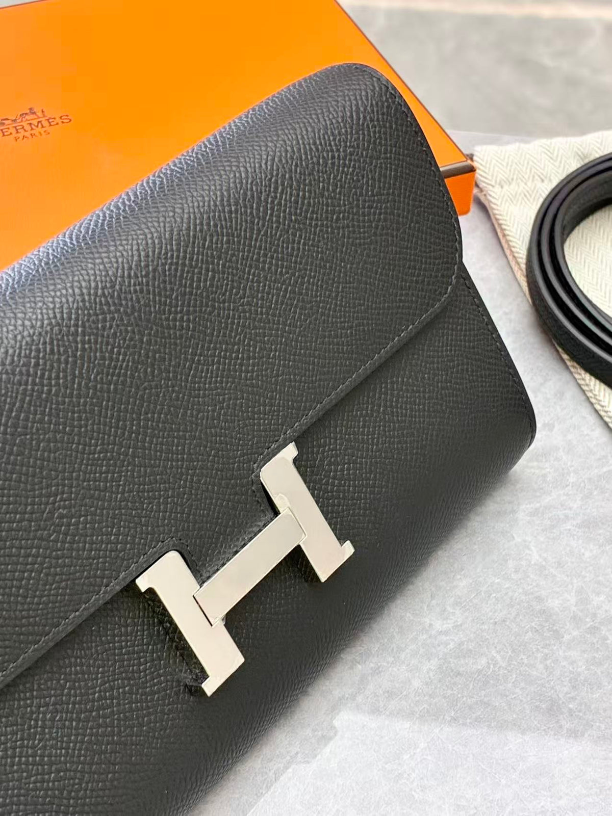 HERMÈS Constance To Go Wallet – Black Epsom Leather, Palladium Hardware, W Stamp, Excellent Pre-Owned