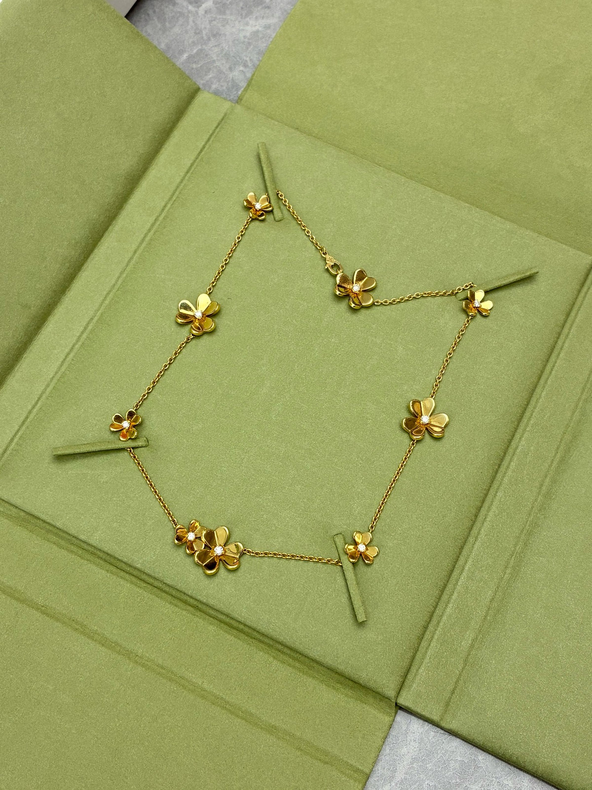 VAN CLEEF & ARPELS Frivole Necklace – 18K Yellow Gold with Diamond Flower Motifs, 9 Flowers, Good Pre-Owned