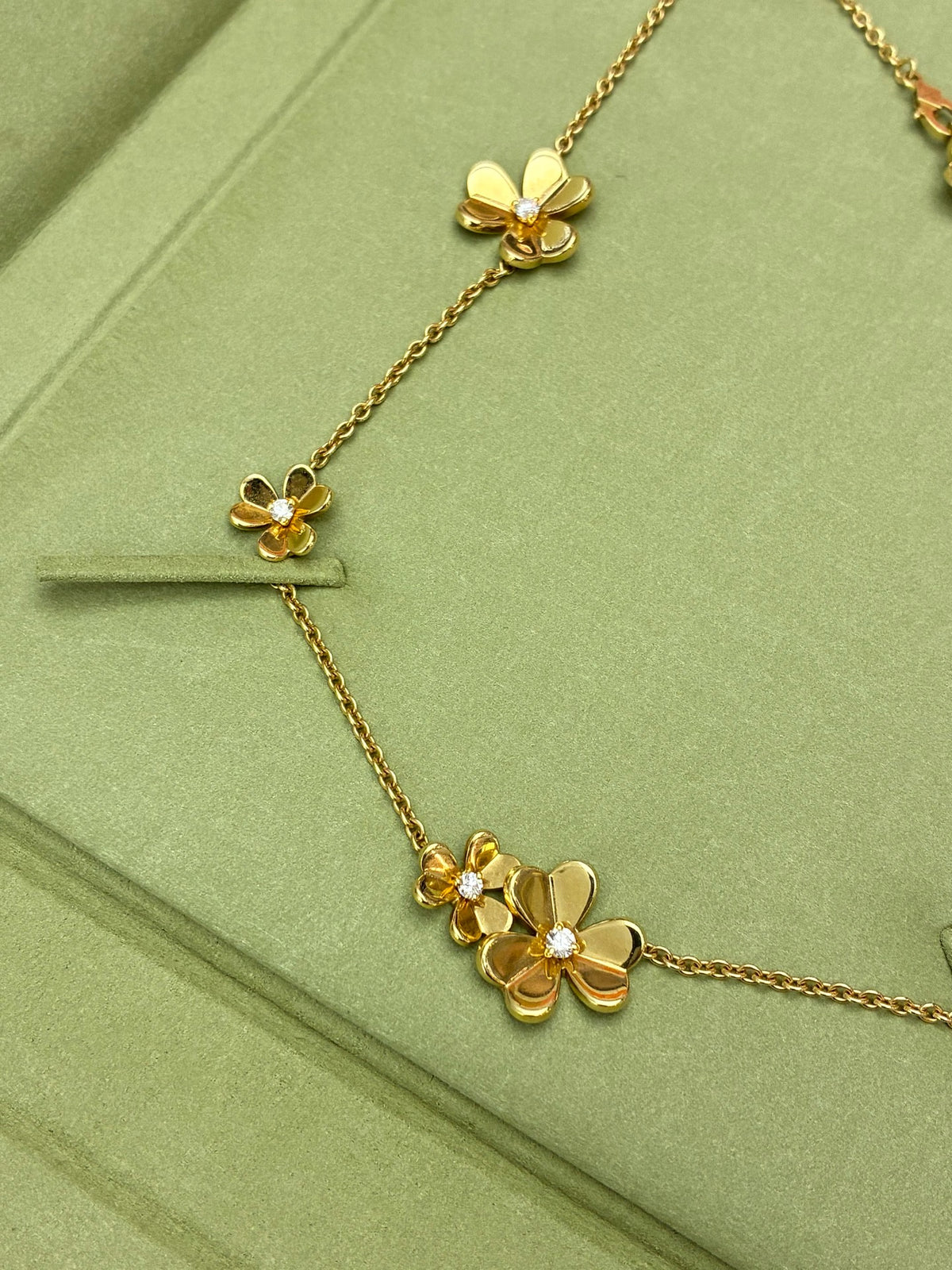 VAN CLEEF & ARPELS Frivole Necklace – 18K Yellow Gold with Diamond Flower Motifs, 9 Flowers, Good Pre-Owned