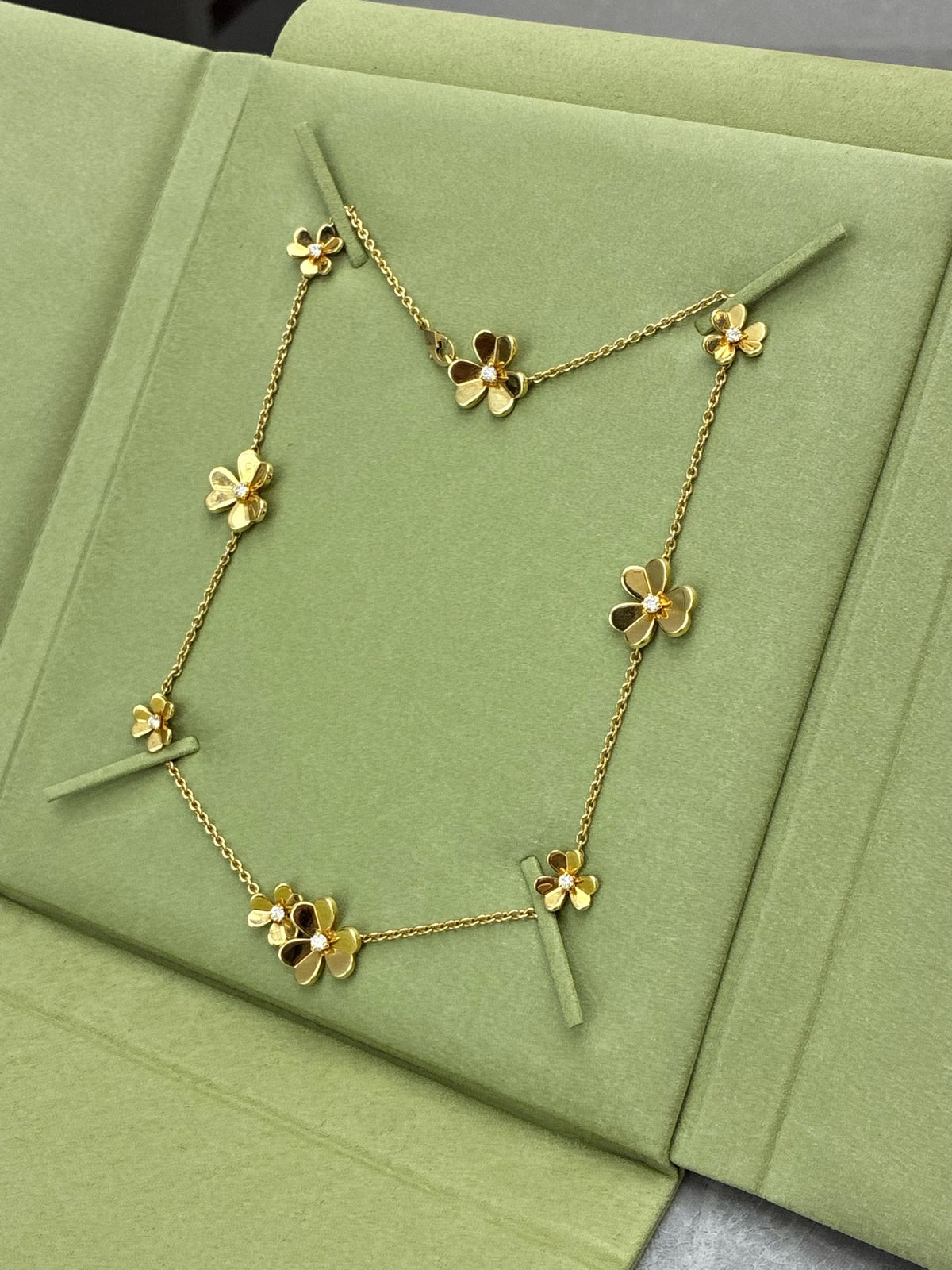 VAN CLEEF & ARPELS Frivole Necklace – 18K Yellow Gold with Diamond Flower Motifs, 9 Flowers, Good Pre-Owned