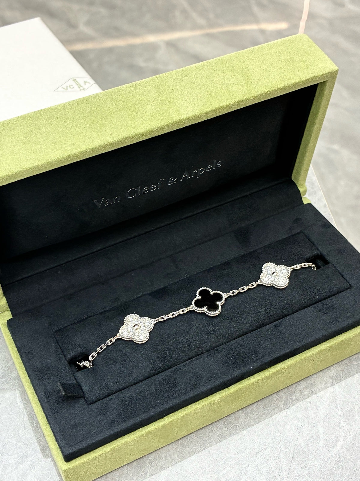VAN CLEEF & ARPELS Vintage Alhambra Bracelet – Five Motifs in Black Onyx and Diamond Clovers, 18K Yellow Gold, Excellent Pre-Owned