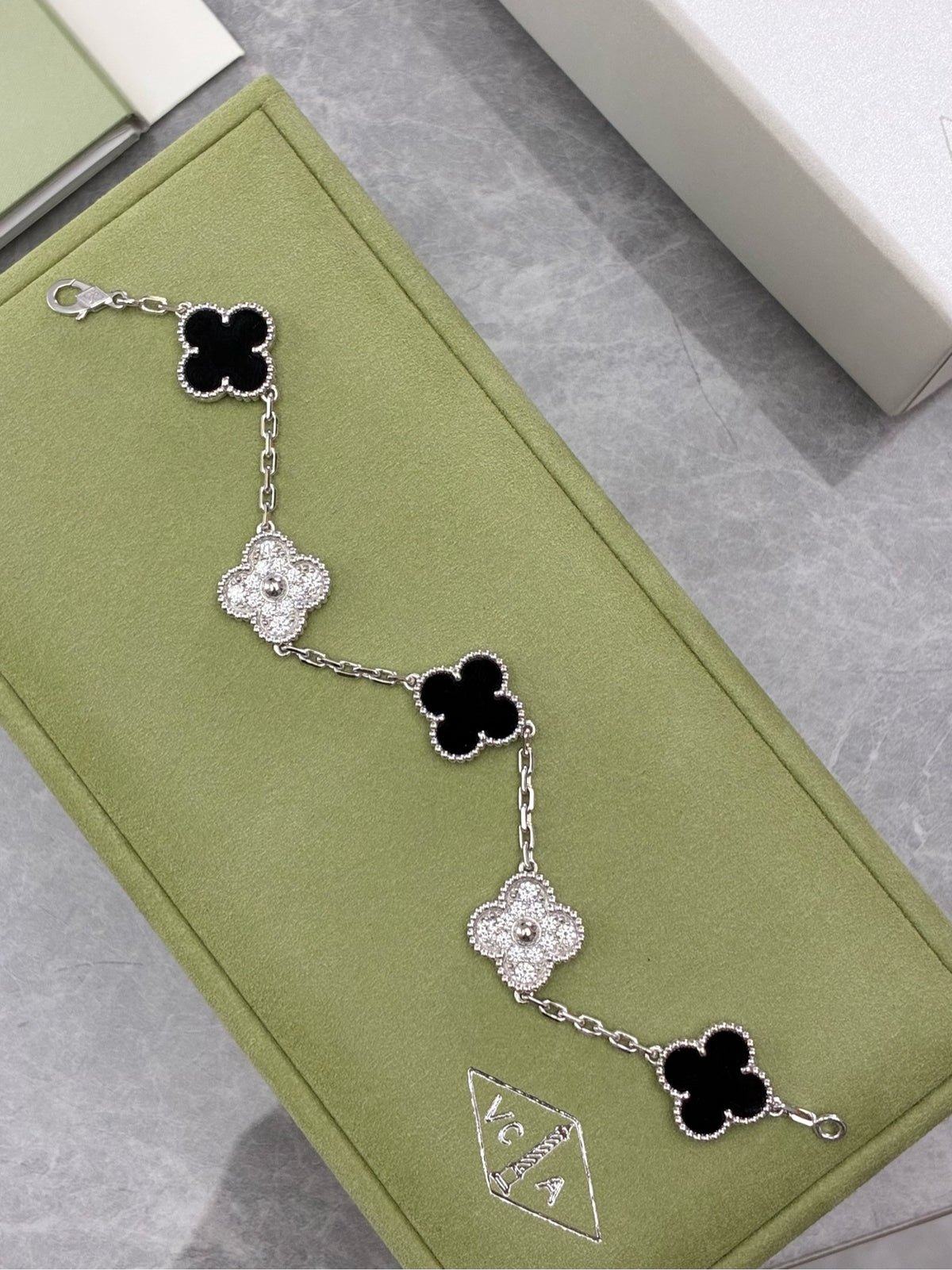 VAN CLEEF & ARPELS Vintage Alhambra Bracelet – Five Motifs in Black Onyx and Diamond Clovers, 18K Yellow Gold, Excellent Pre-Owned