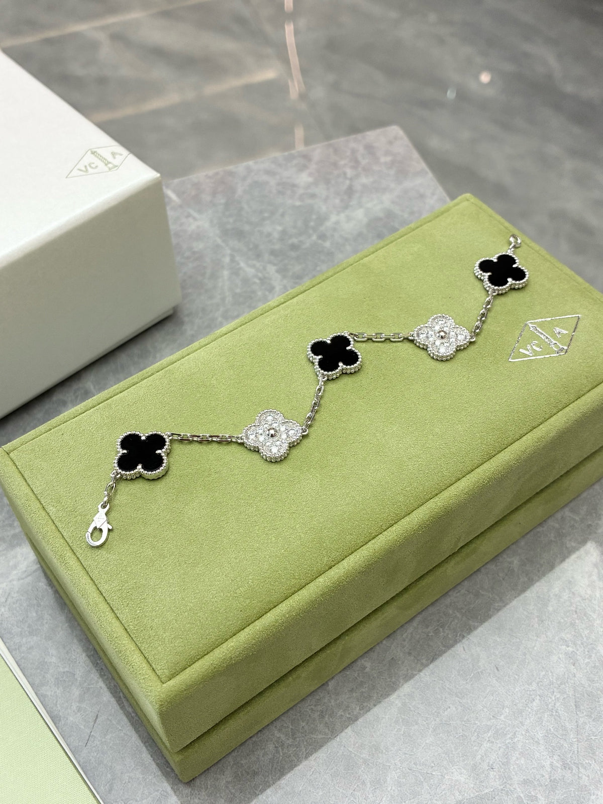 VAN CLEEF & ARPELS Vintage Alhambra Bracelet – Five Motifs in Black Onyx and Diamond Clovers, 18K Yellow Gold, Excellent Pre-Owned
