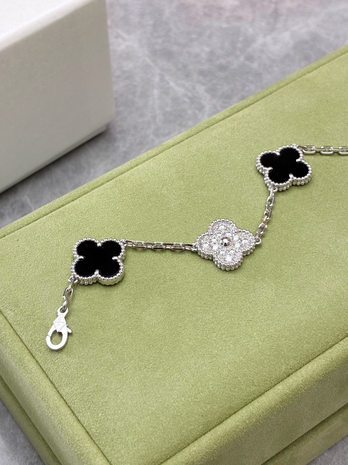 VAN CLEEF & ARPELS Vintage Alhambra Bracelet – Five Motifs in Black Onyx and Diamond Clovers, 18K Yellow Gold, Excellent Pre-Owned