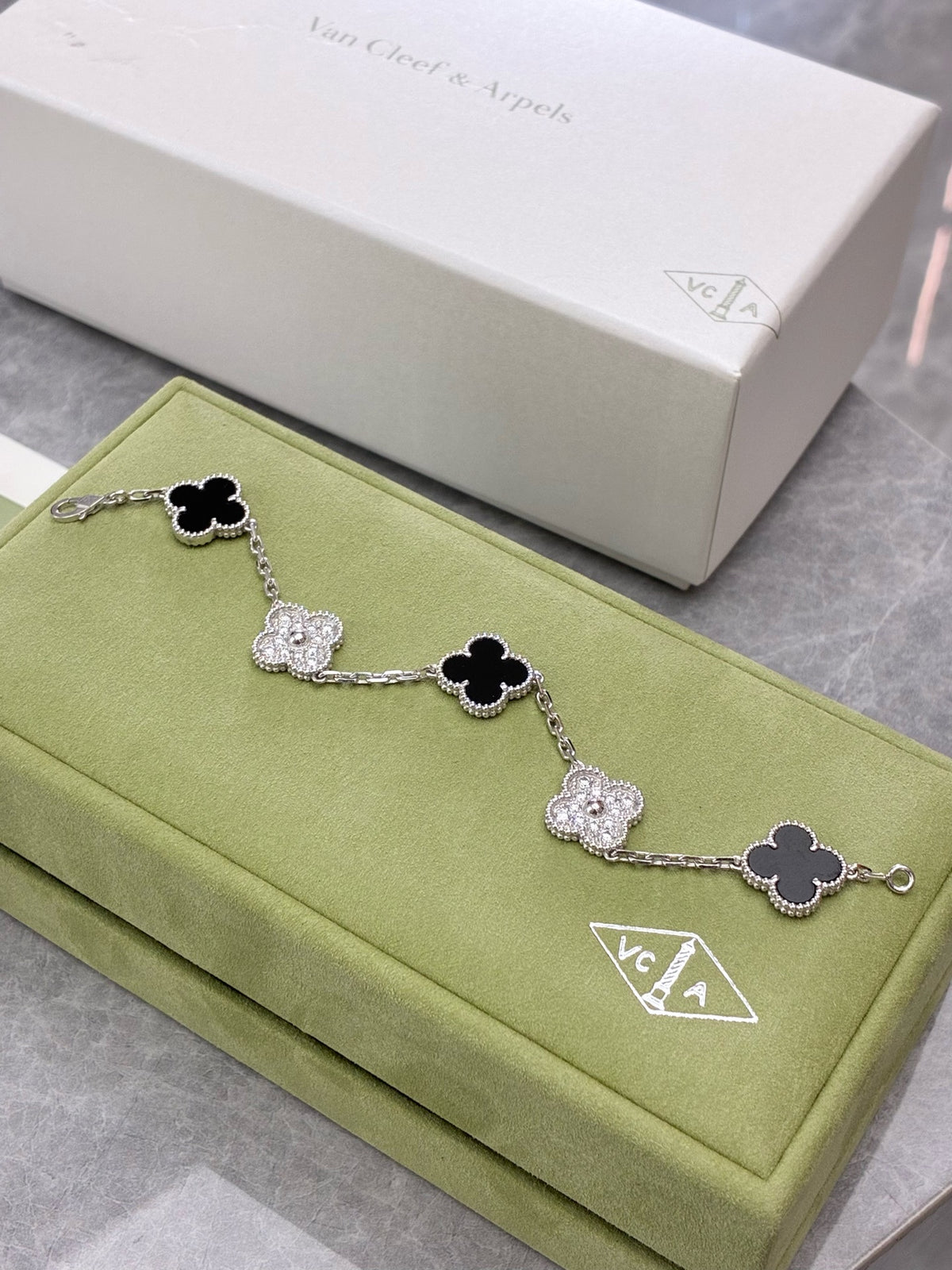 VAN CLEEF & ARPELS Vintage Alhambra Bracelet – Five Motifs in Black Onyx and Diamond Clovers, 18K Yellow Gold, Excellent Pre-Owned