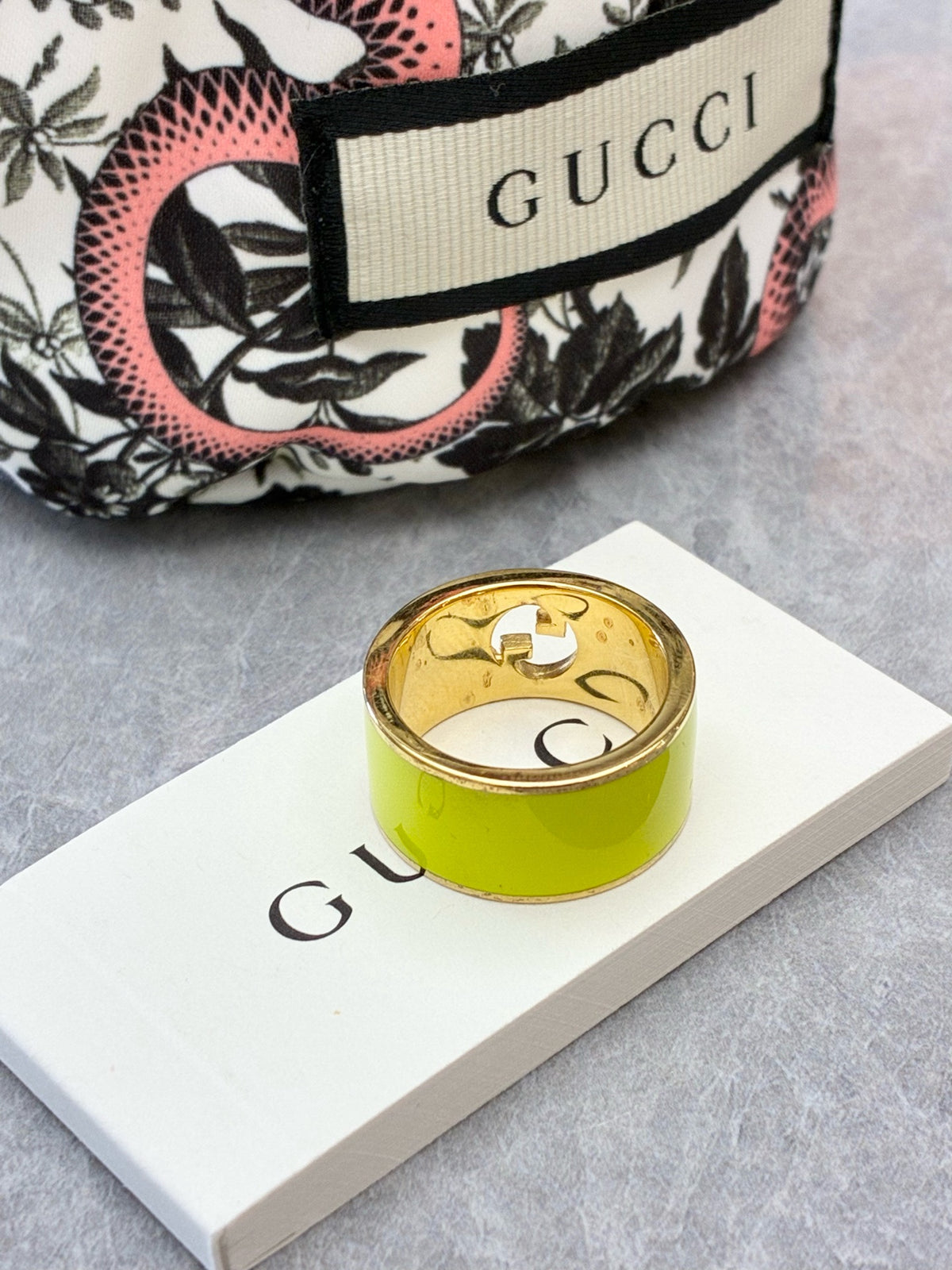 GUCCI Interlock Ring – Yellow Enamel with Gold-Tone Interlocking G, Size S, Good Pre-Owned