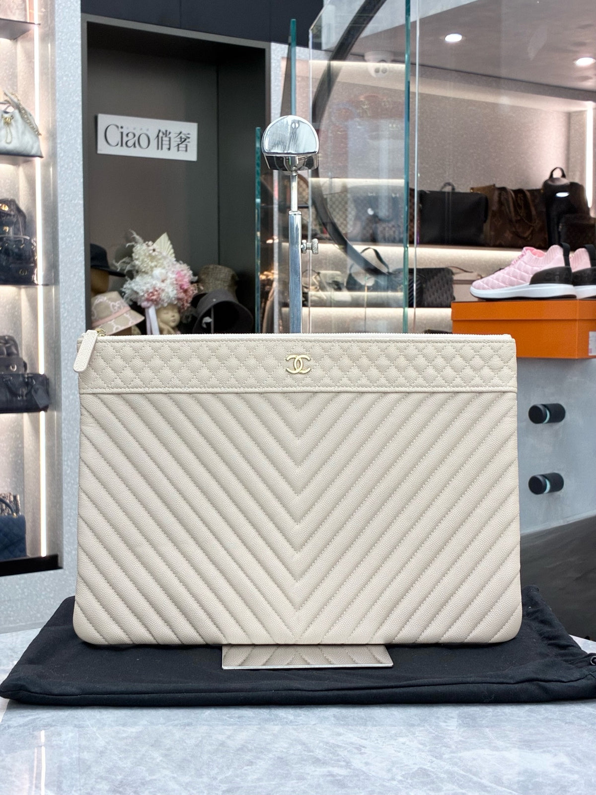 CHANEL Clutch Bag – Beige Quilted Lambskin with Chevron Weave and Gold-Tone CC, 33.5 x 24 cm, Excellent Pre-Owned