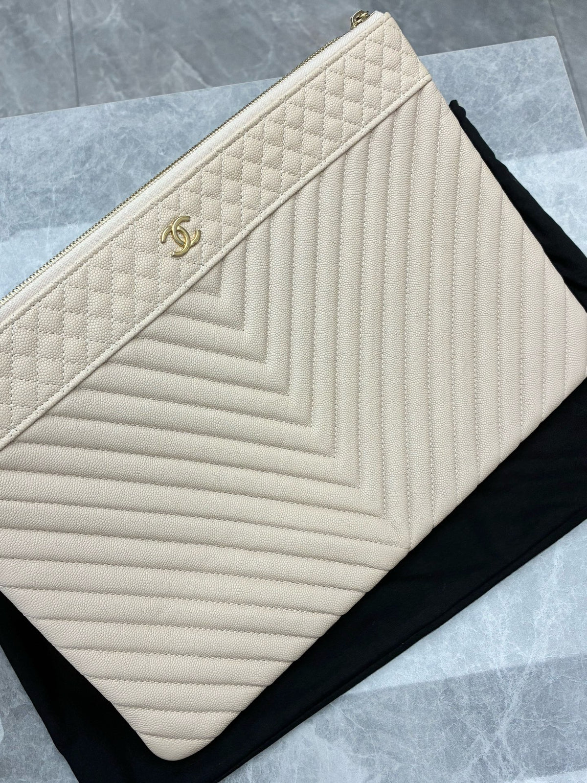 CHANEL Clutch Bag – Beige Quilted Lambskin with Chevron Weave and Gold-Tone CC, 33.5 x 24 cm, Excellent Pre-Owned