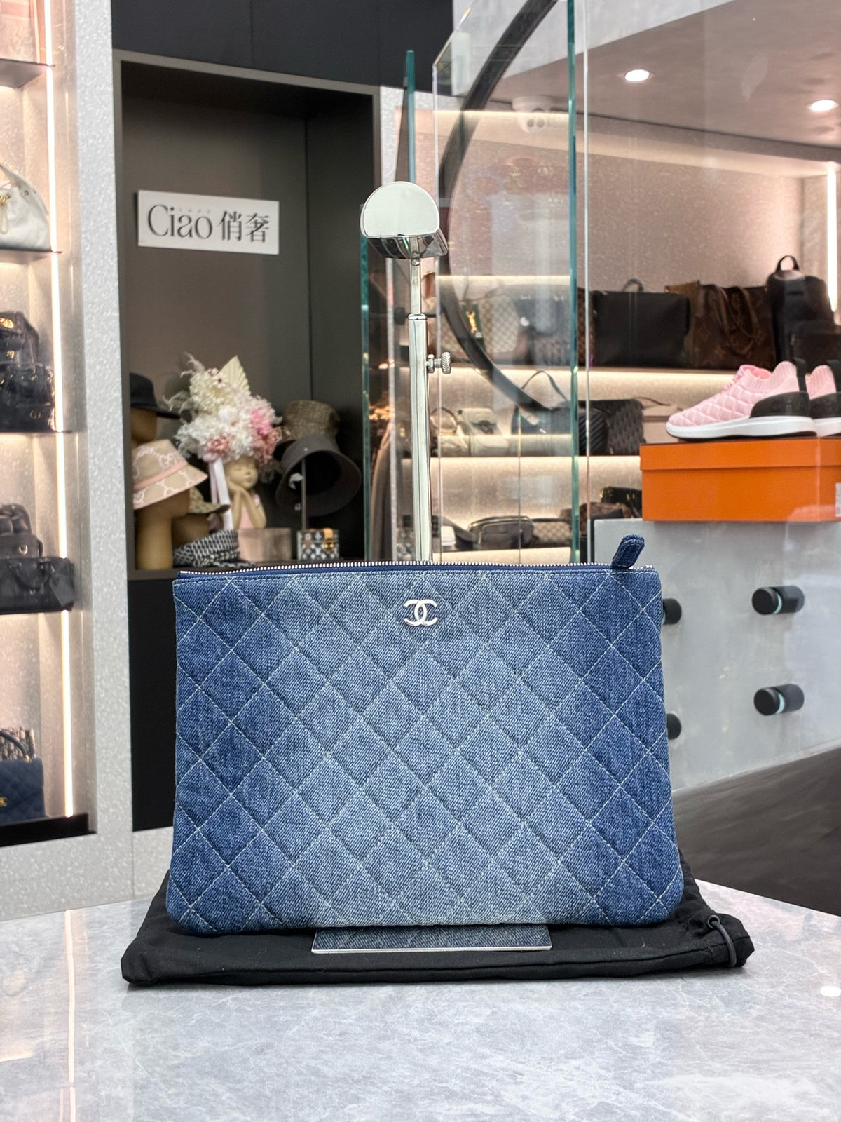 CHANEL Denim WOC Clutch – Blue Ombré Denim with Silver-Tone CC, 27 x 20 cm, Excellent Pre-Owned
