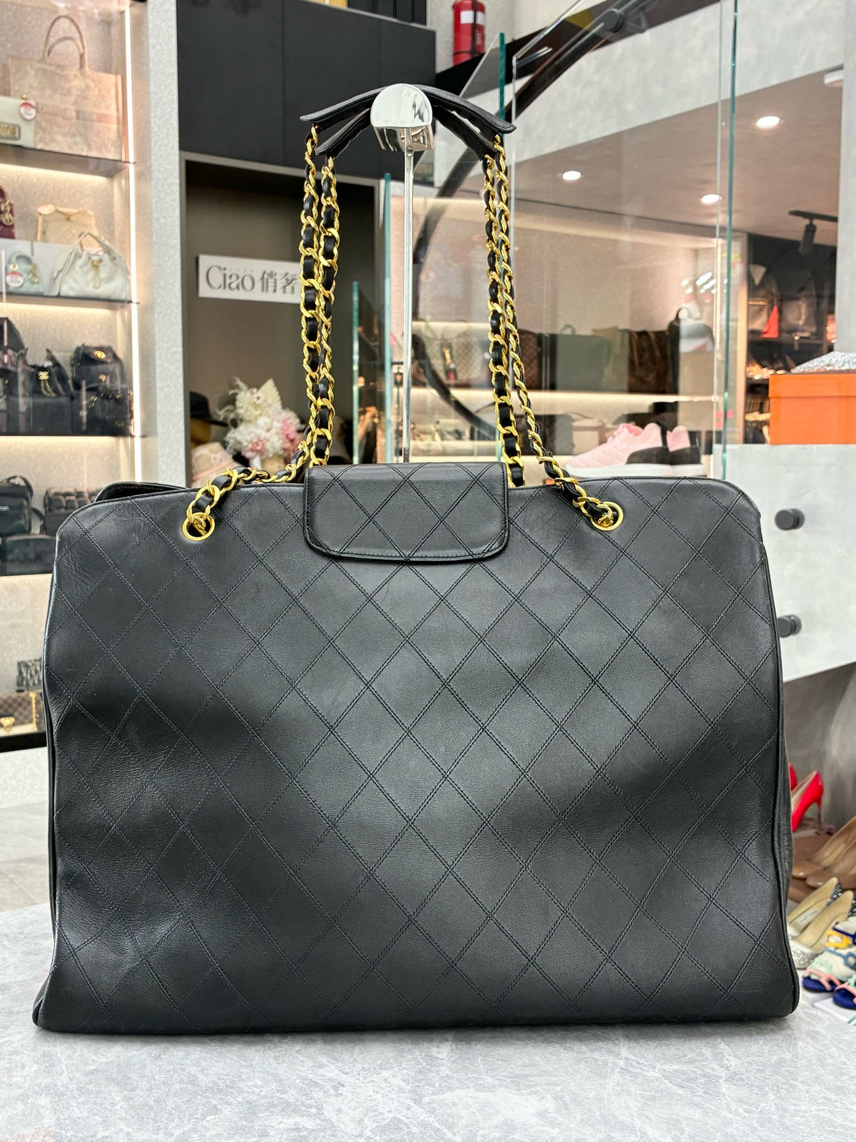 CHANEL Airport Tote Large – Black Quilted Lambskin with Gold-Tone Hardware, 46 x 33 cm, Good Pre-Owned