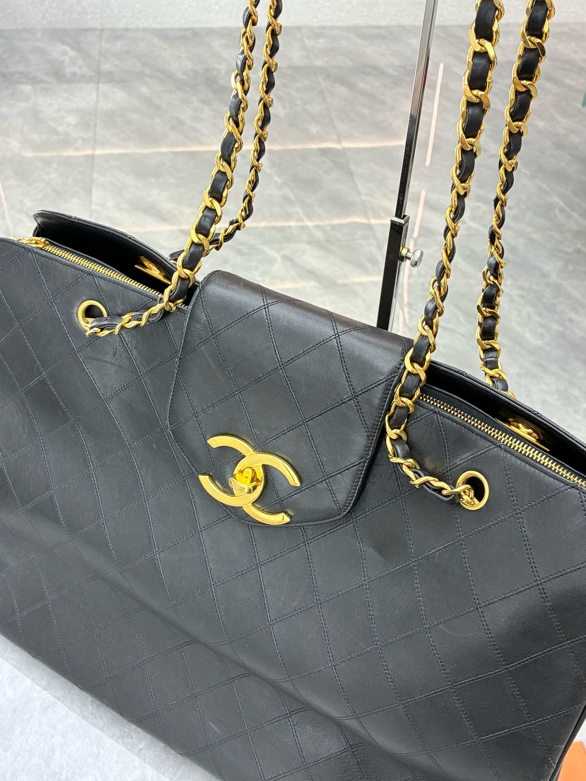 CHANEL Airport Tote Large – Black Quilted Lambskin with Gold-Tone Hardware, 46 x 33 cm, Good Pre-Owned