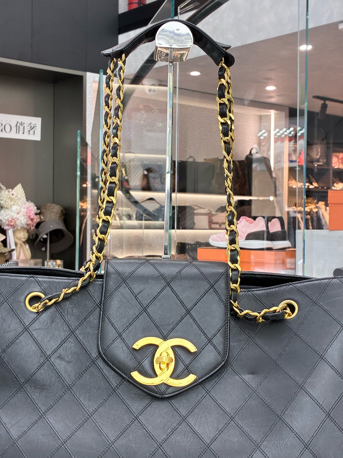 CHANEL Airport Tote Large – Black Quilted Lambskin with Gold-Tone Hardware, 46 x 33 cm, Good Pre-Owned
