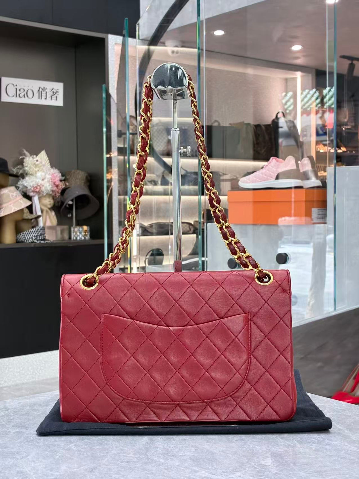 CHANEL Classic Flap Bag Medium – Red Quilted Lambskin with Gold-Tone CC and Chain Strap, Good Pre-Owned
