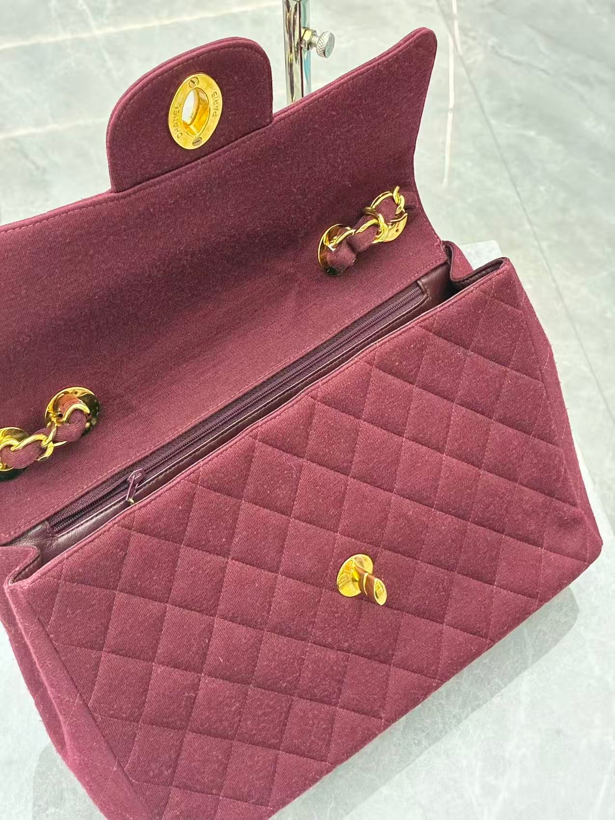 CHANEL Vintage Flap Bag – Burgundy Tweed with Gold-Tone CC and Chain Strap, Good Pre-Owned