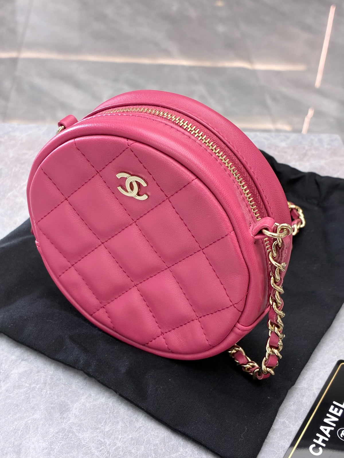 CHANEL Round Vanity Bag – Pink Quilted Lambskin with Gold-Tone CC and Chain Strap, Excellent Pre-Owned