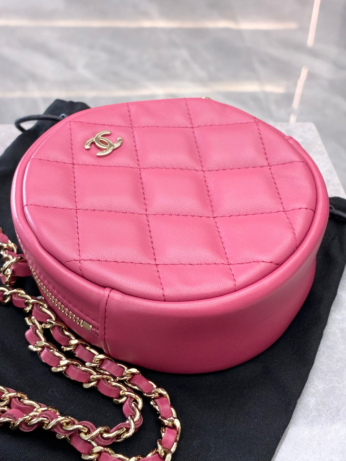 CHANEL Round Vanity Bag – Pink Quilted Lambskin with Gold-Tone CC and Chain Strap, Excellent Pre-Owned