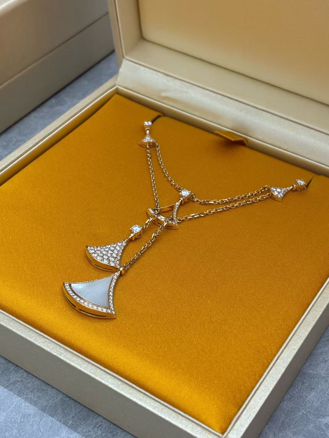 Bvlgari Divas' Dream necklace crafted from 18k rose gold, featuring fan-shaped motifs set with mother-of-pearl and pavé diamonds