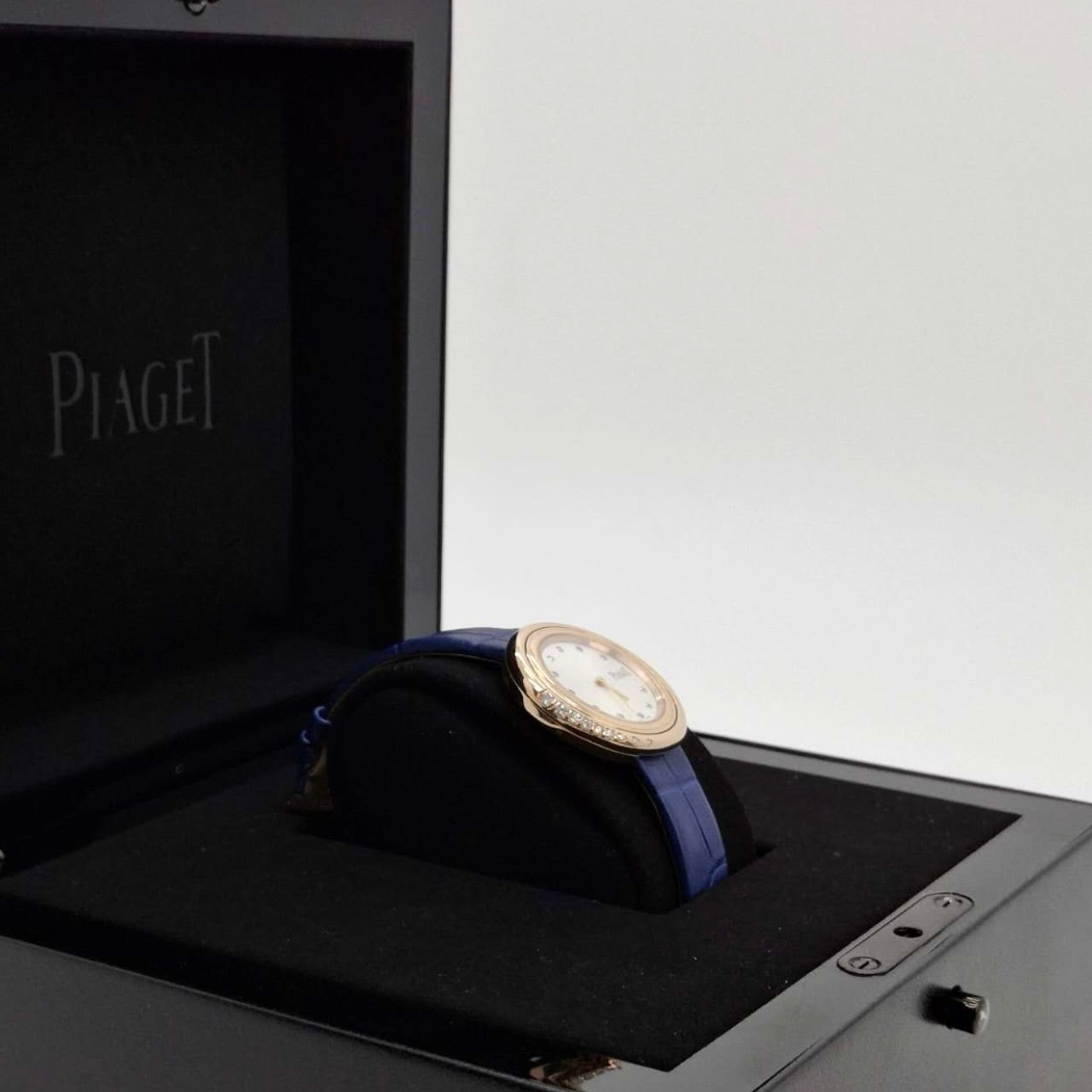 Piaget G0A45072 Possession Watch 34 silvered diamond set dial, blue alligator-skin strap