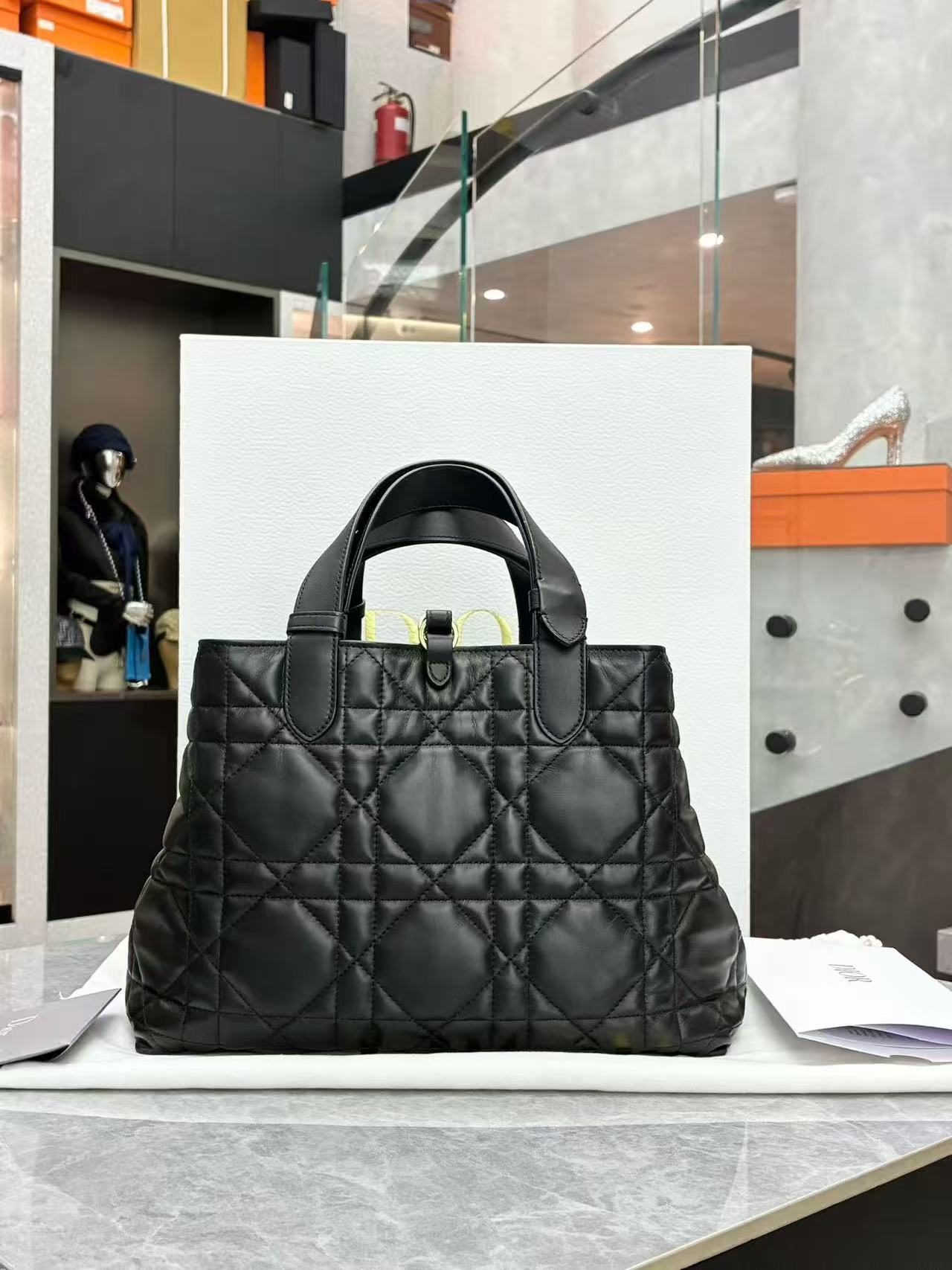 Dior Medium Dior Toujours bag in black calfskin with Macrocannage topstitching and light gold-tone hardware