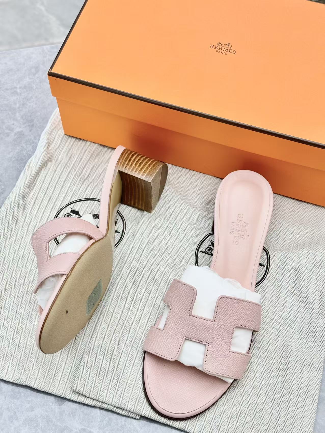 Hermès Oasis leather sandal Pre-Loved 36