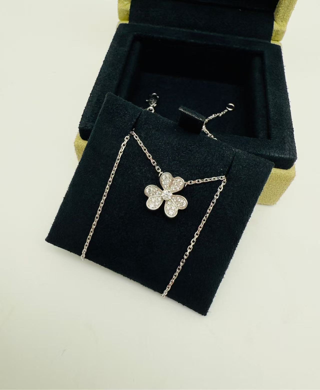 Van Cleef & Arpels Frivole pendant, in 18K white gold and set with diamonds