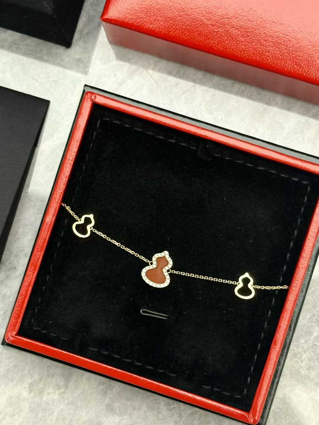 Qeelin Petite Wulu bracelet, 18K rose gold with diamonds and red agate