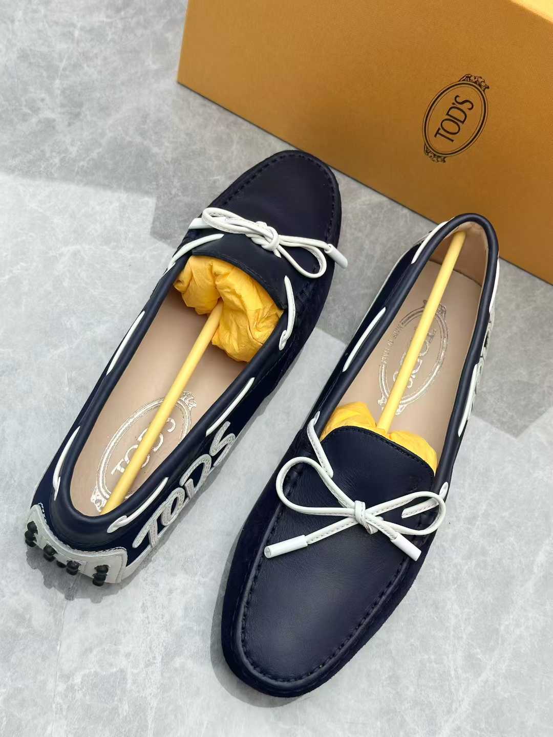 Tod's Gommino navy blue leather and suede driving loafers, size 36