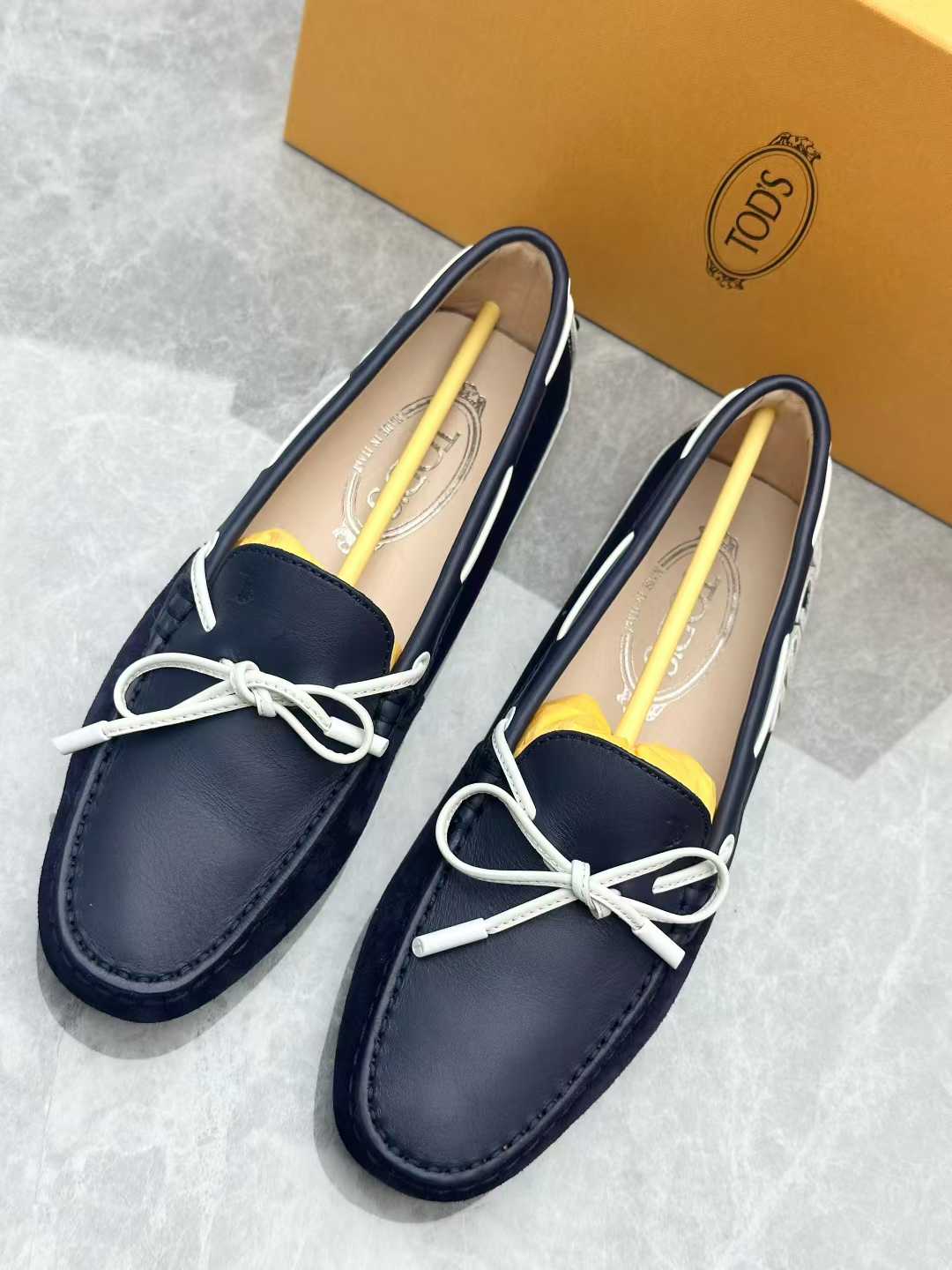 Tod's Gommino navy blue leather and suede driving loafers, size 36