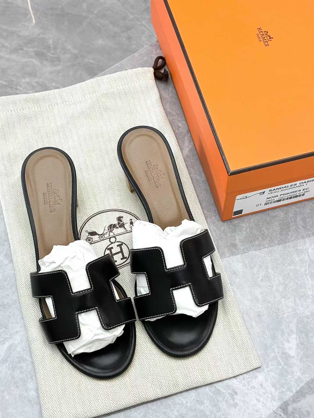 Hermès Oasis sandals in black calfskin leather with ecru stitching, size 36