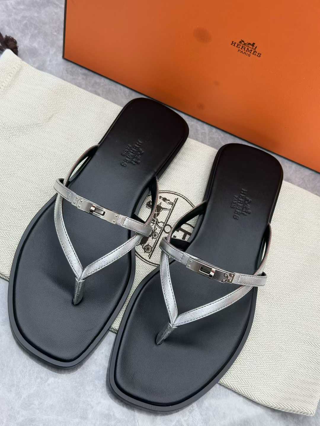 Hermès Go mules in black suede calfskin with a rubber sole, size 37
