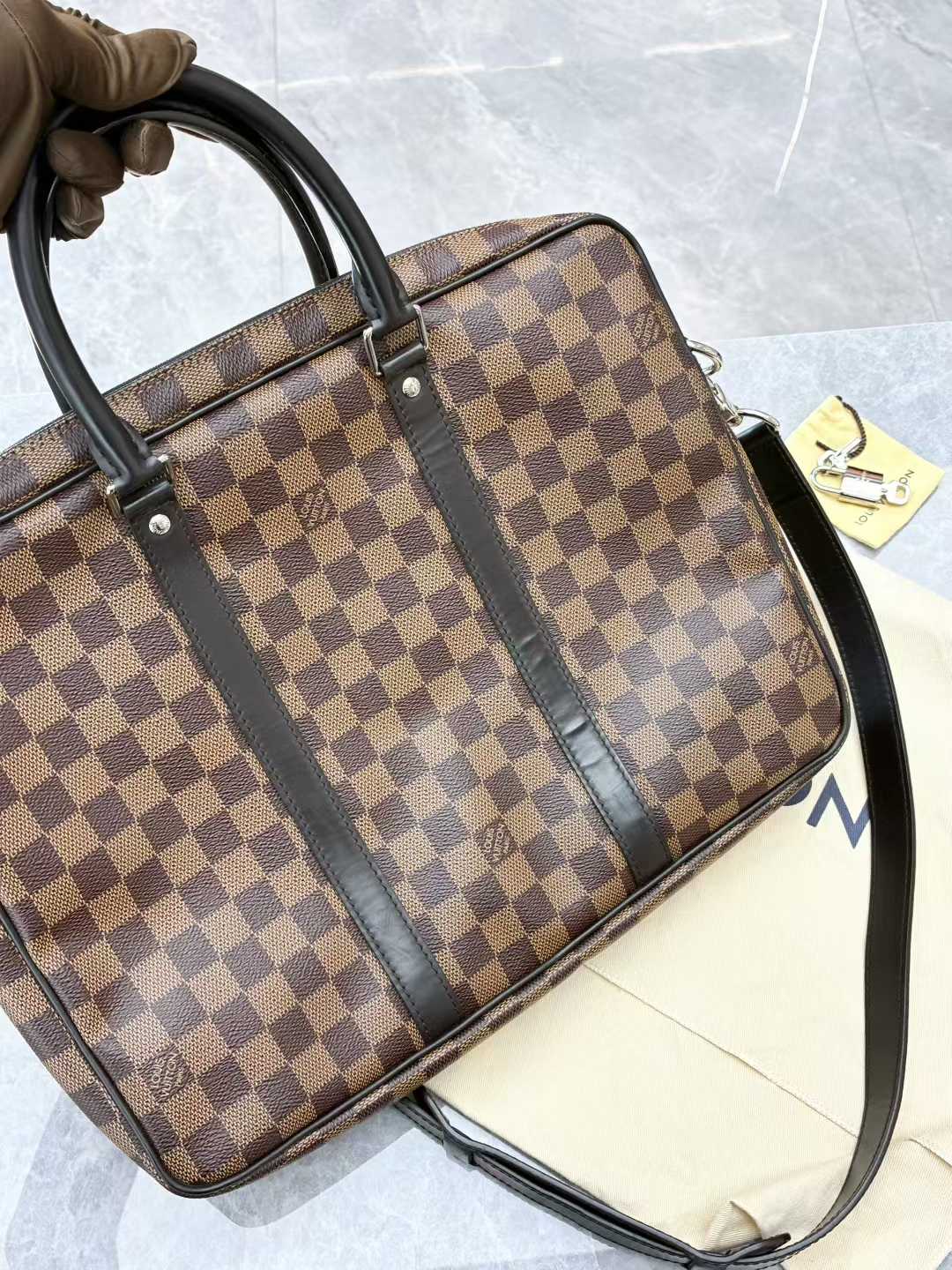 Louis Vuitton LV messenger bag Authentic