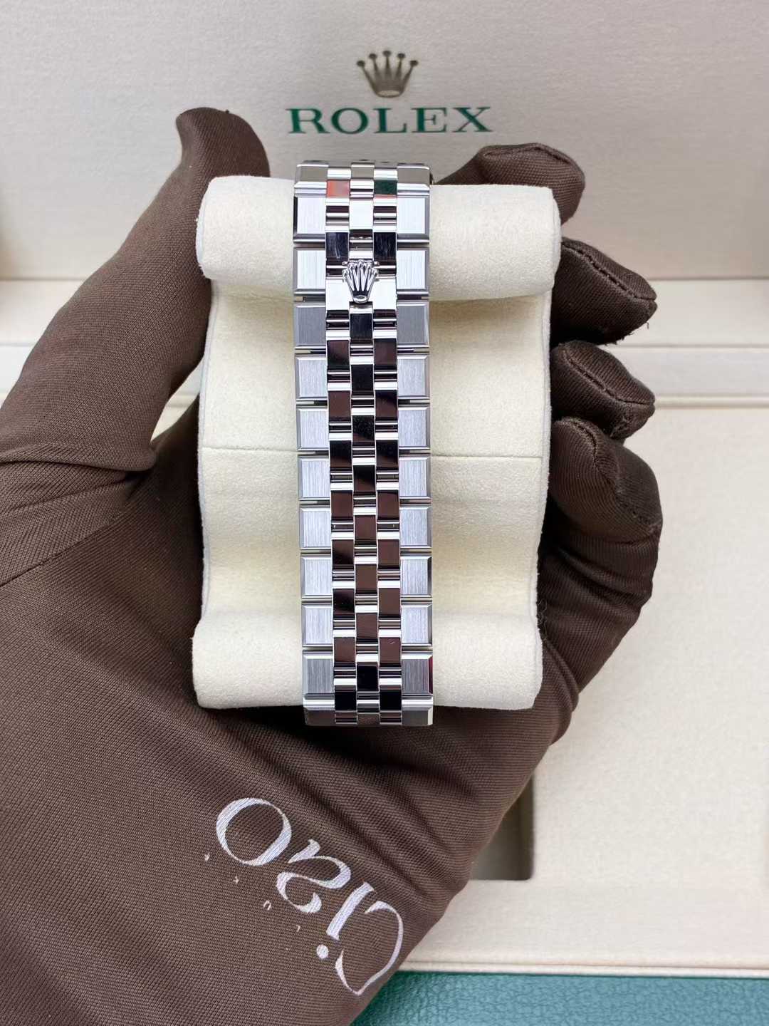 Rolex Land-Dweller 40mm Oystersteel case paired with an elegant 18k white gold fluted bezel