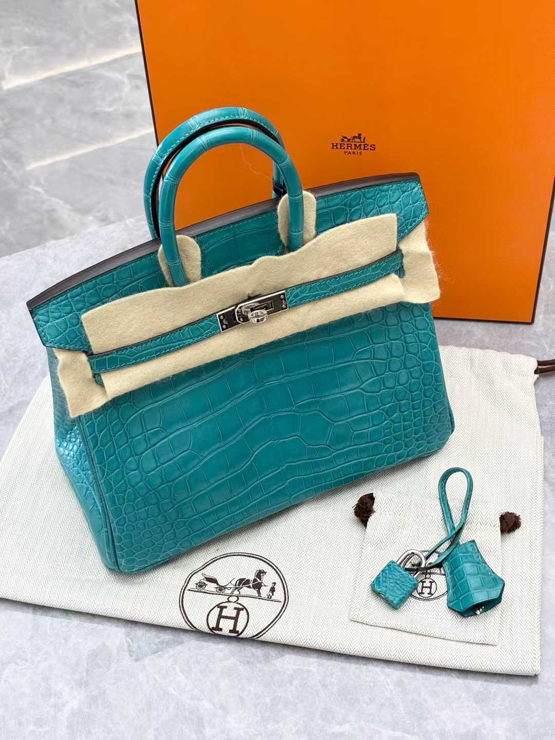 Hermes Blue Paon Crocodile Gold Birkin 25 Handbag