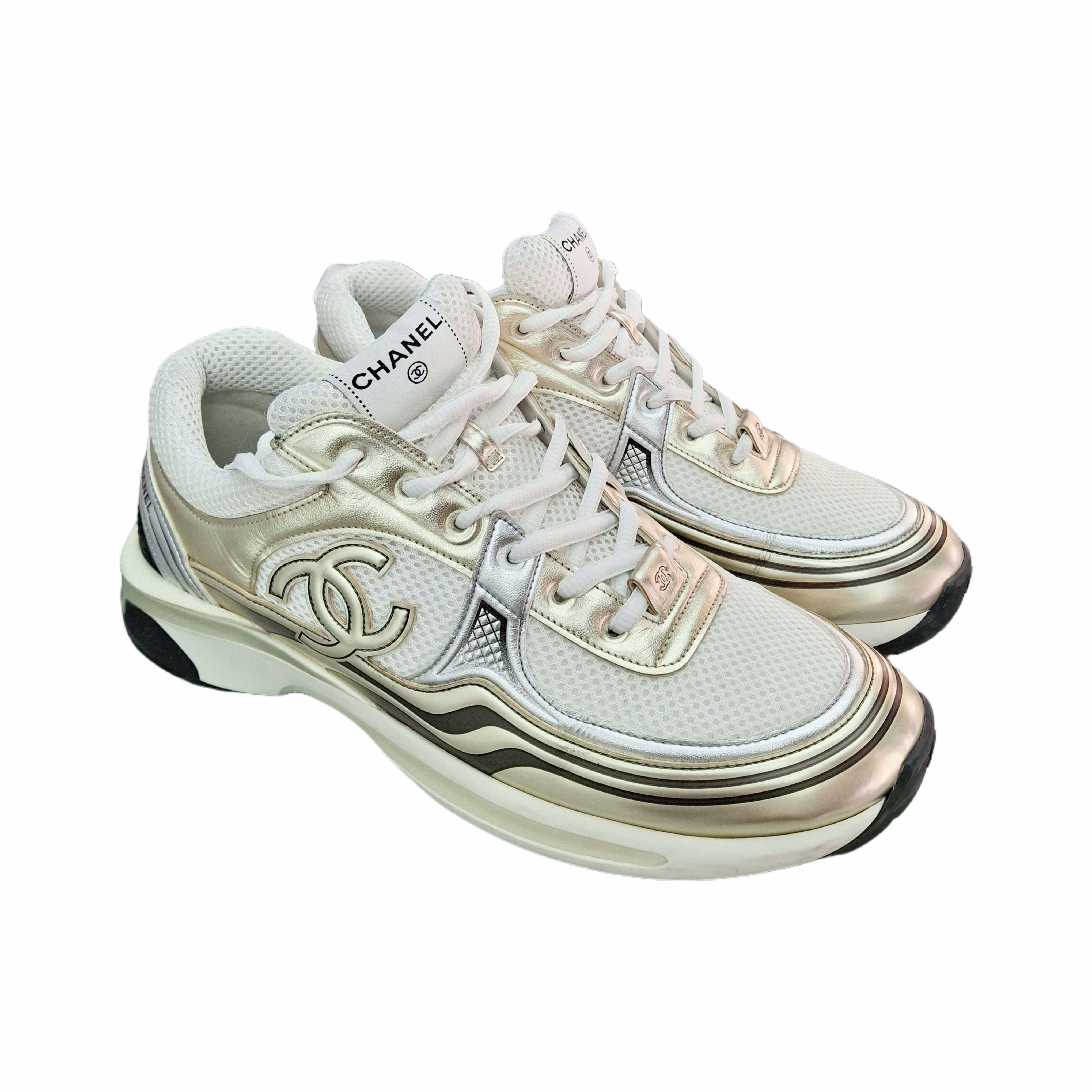 CHANEL 23FW Interlocking CC Runner Gold Laminate (Gold/White/Black) 44