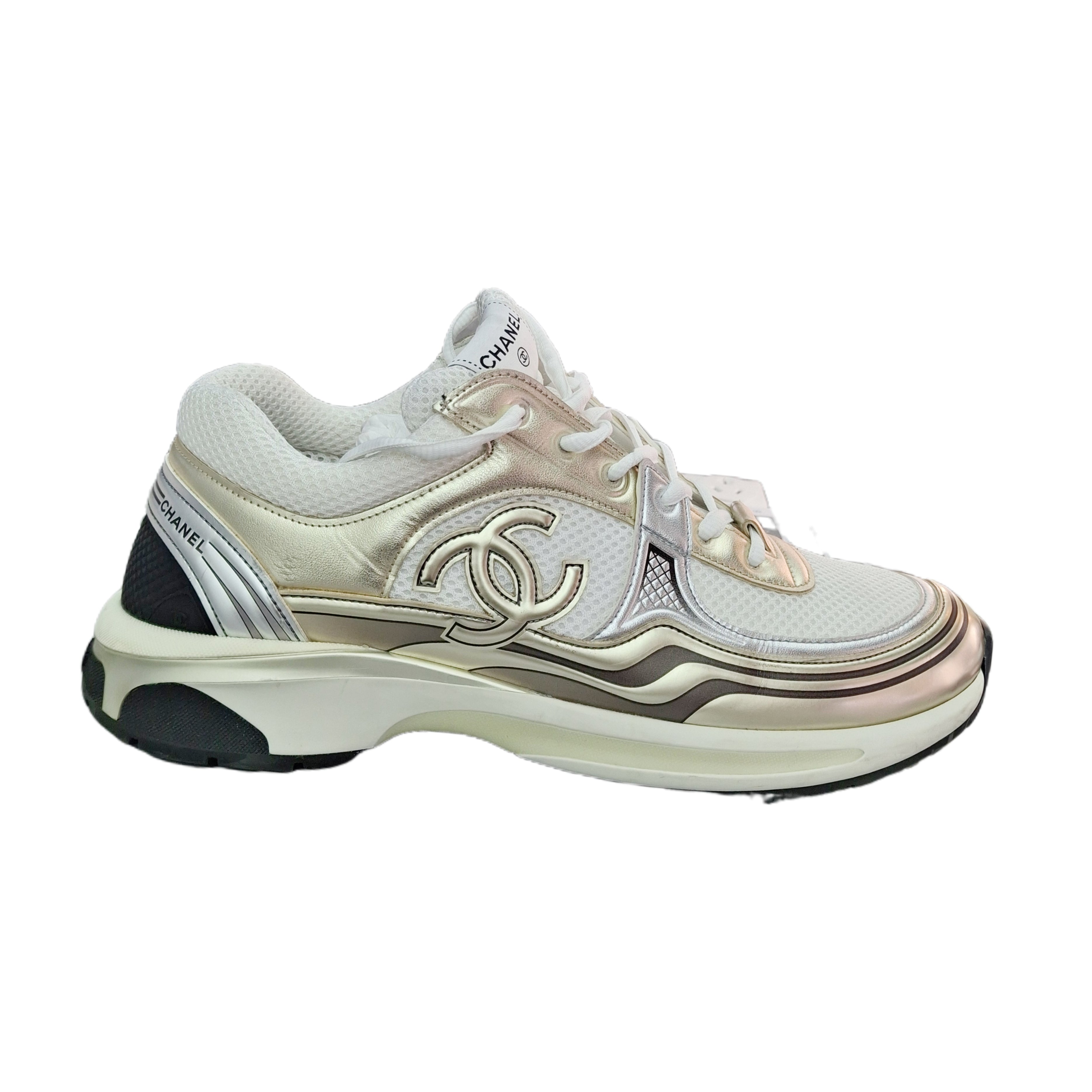 CHANEL 23FW Interlocking CC Runner Gold Laminate (Gold/White/Black) 44