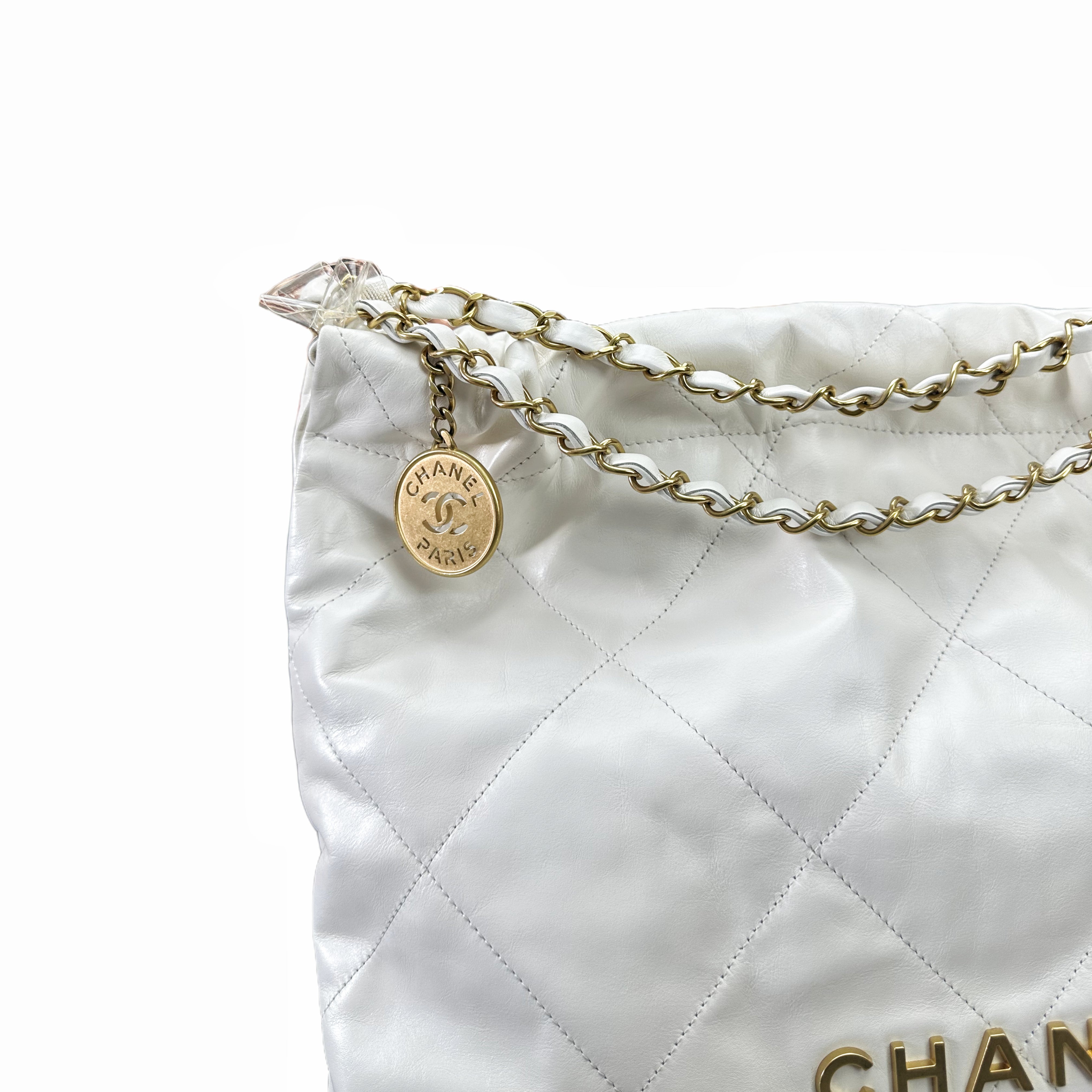 CHANEL 22 BAG Medium in Shiny Calfskin and GHW with Microchip (White）