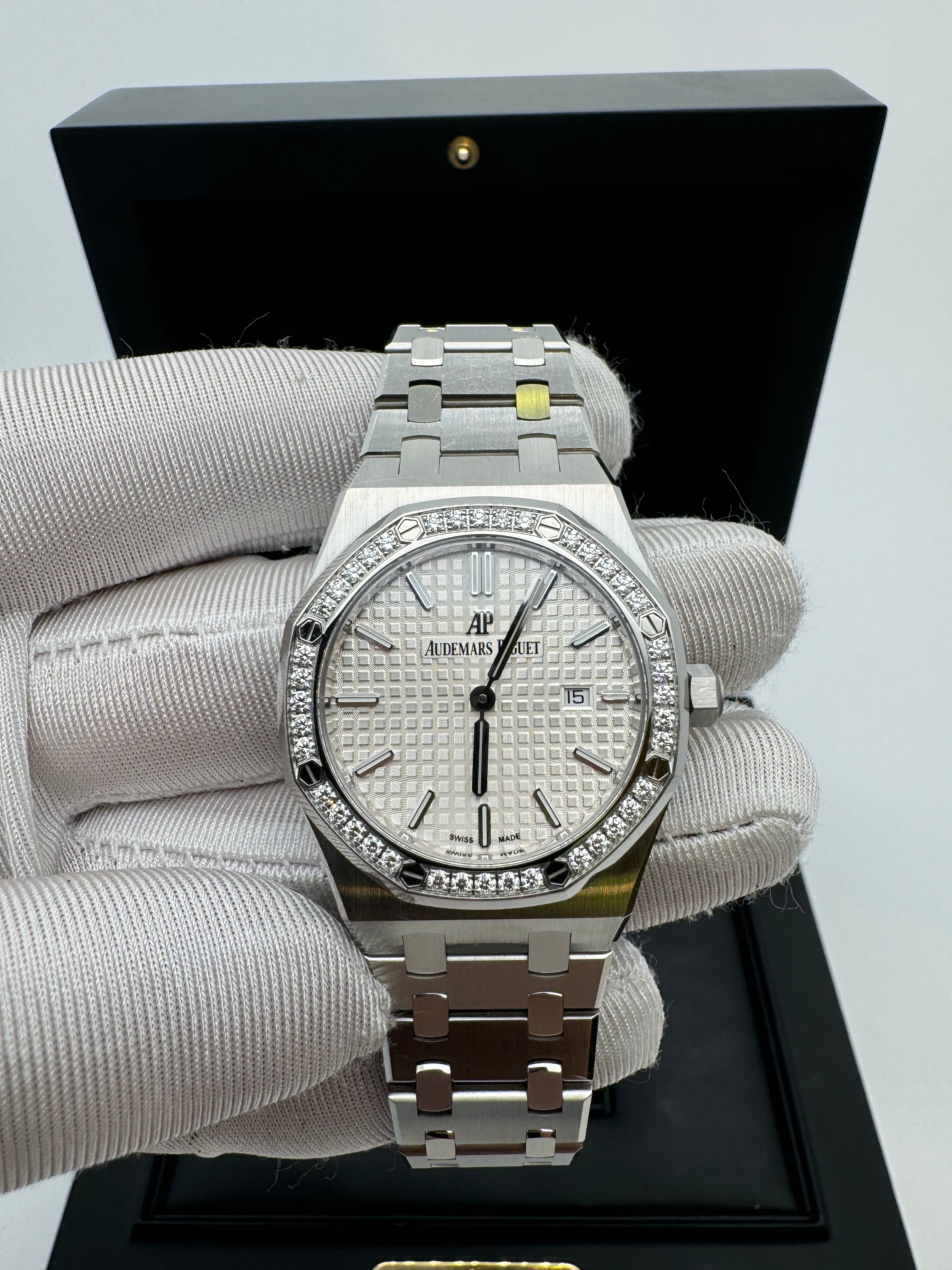 Audemars Piguet 67651ST.ZZ.1261ST.01 Royal Oak Quartz 33 White Gold, Silver-toned Grande Tapisserie dial, Stainless Steel Bracelet