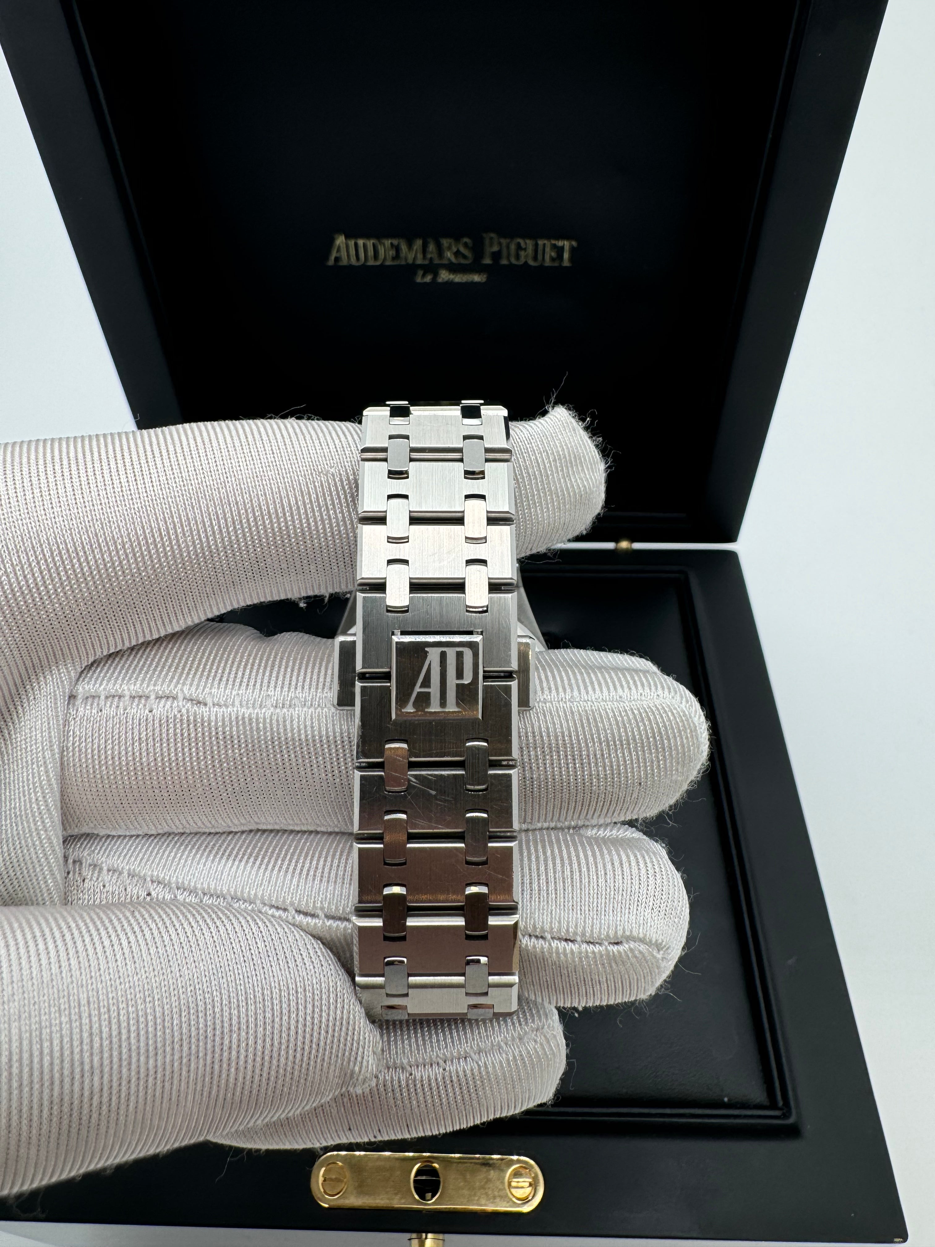 Audemars Piguet 67651ST.ZZ.1261ST.01 Royal Oak Quartz 33 White Gold, Silver-toned Grande Tapisserie dial, Stainless Steel Bracelet