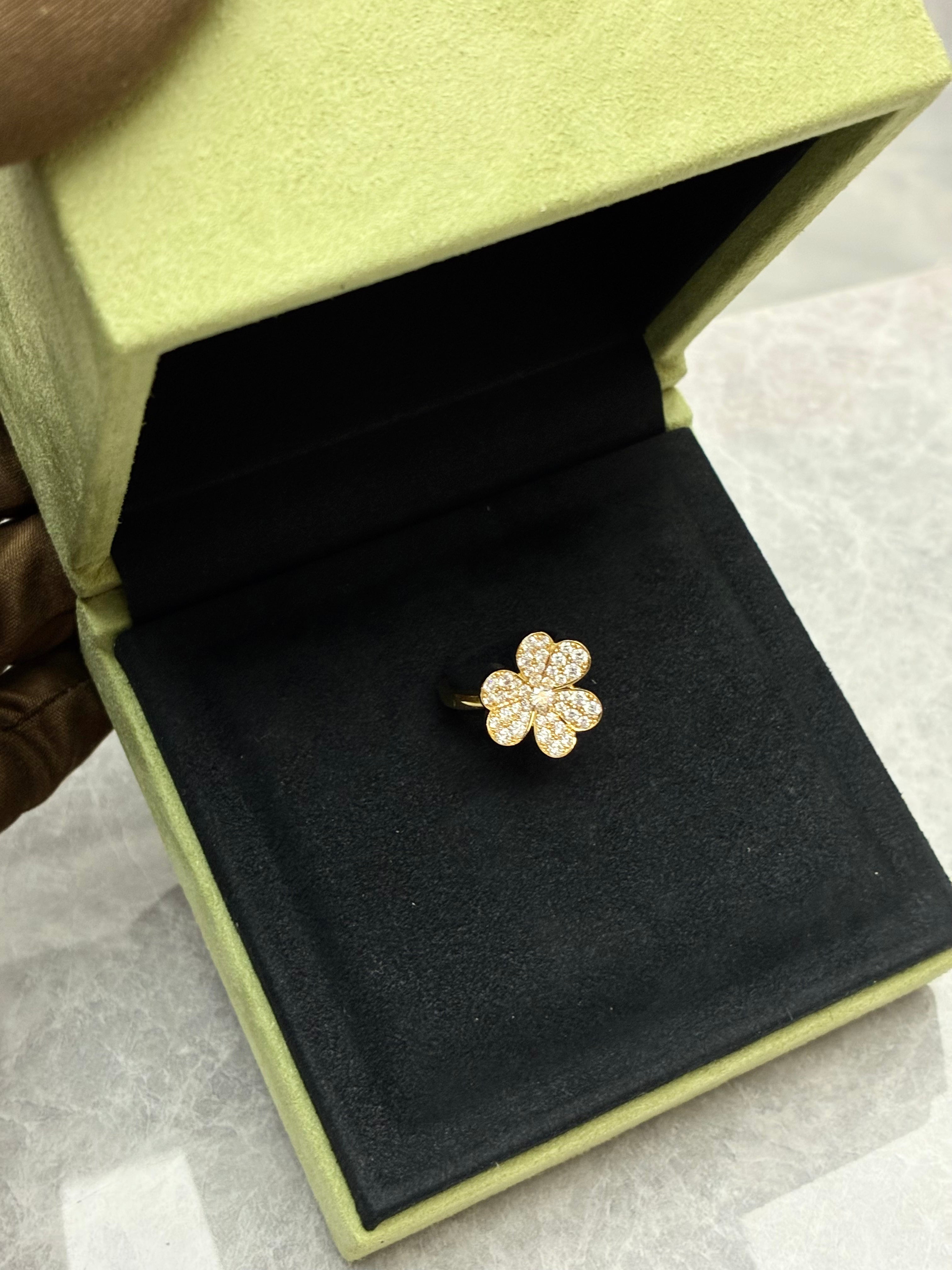 Van Cleef & Arpels Frivole 1-flower diamond ring, small model, crafted in yellow gold