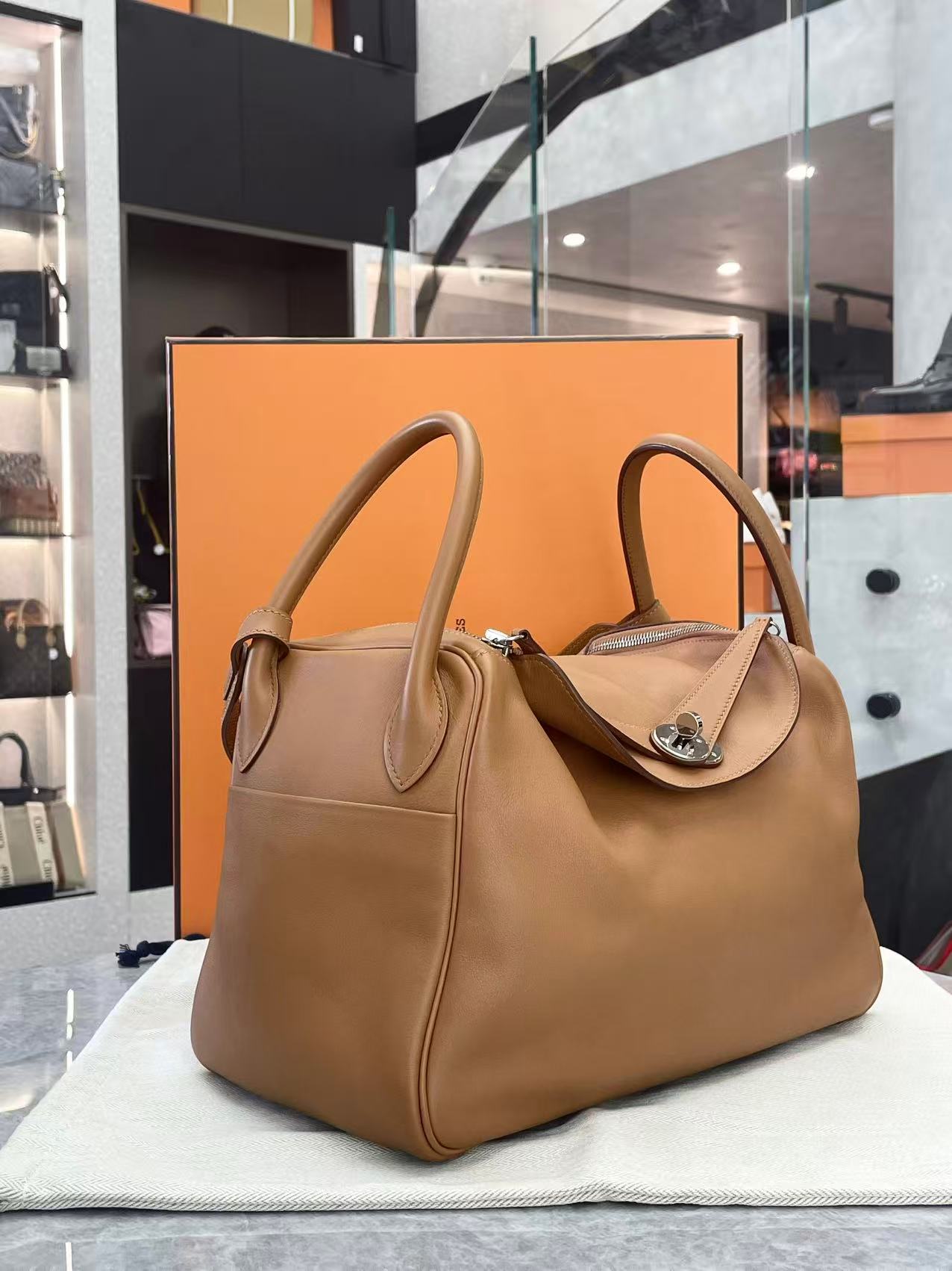 Hermès Lindy 26 handbag in Gold leather