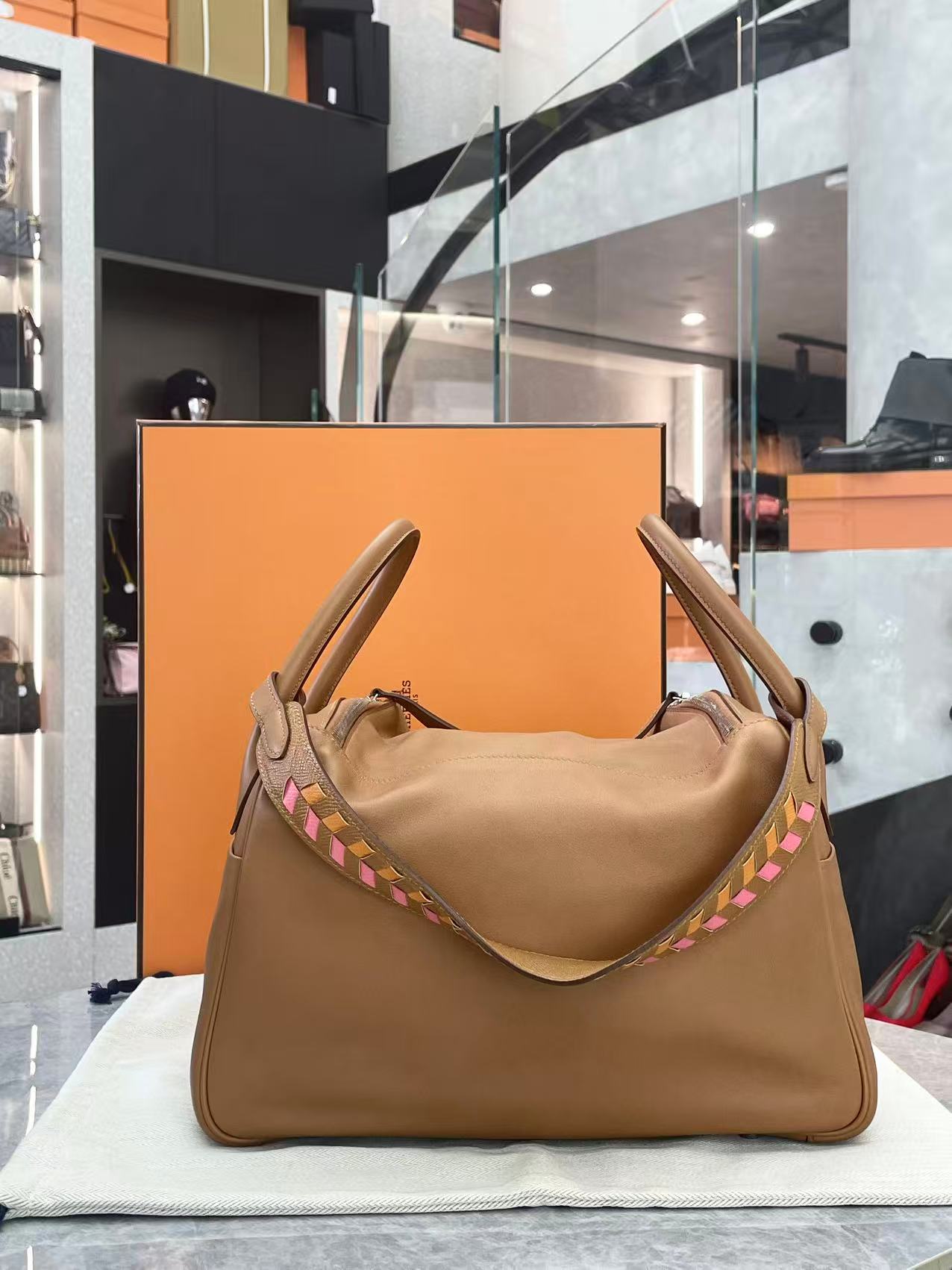 Hermès Lindy 26 handbag in Gold leather