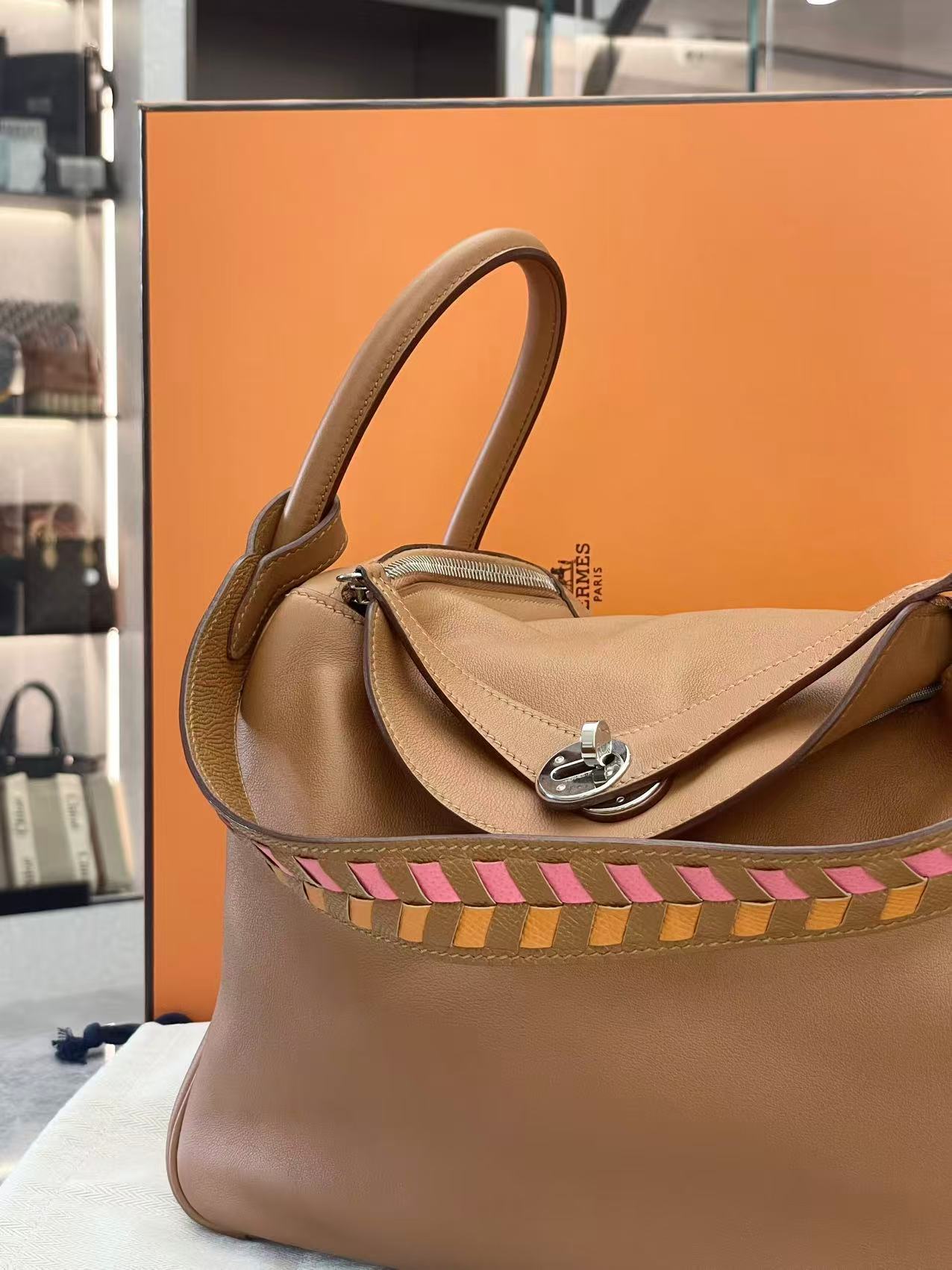 Hermès Lindy 26 handbag in Gold leather