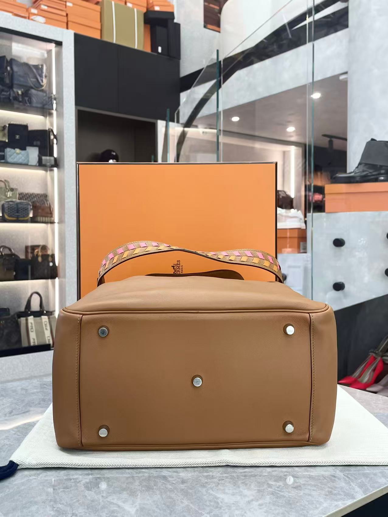 Hermès Lindy 26 handbag in Gold leather