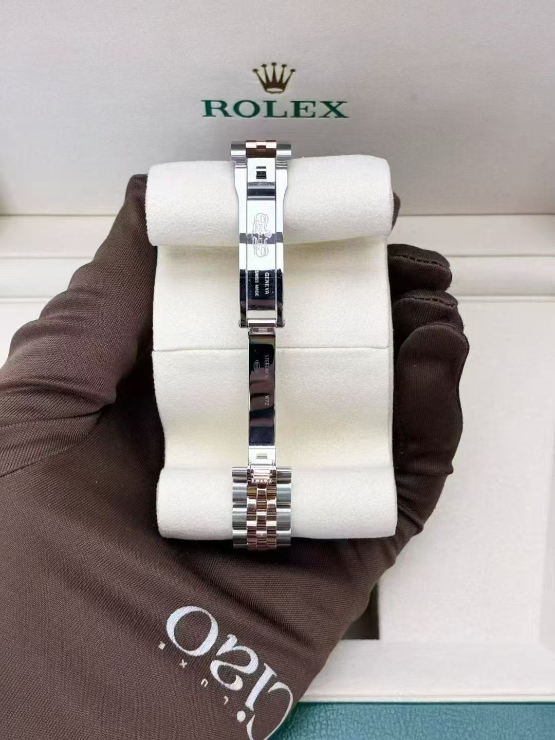 Rolex Lady-Datejust 28 in Everose Rolesor with an aubergine diamond dial