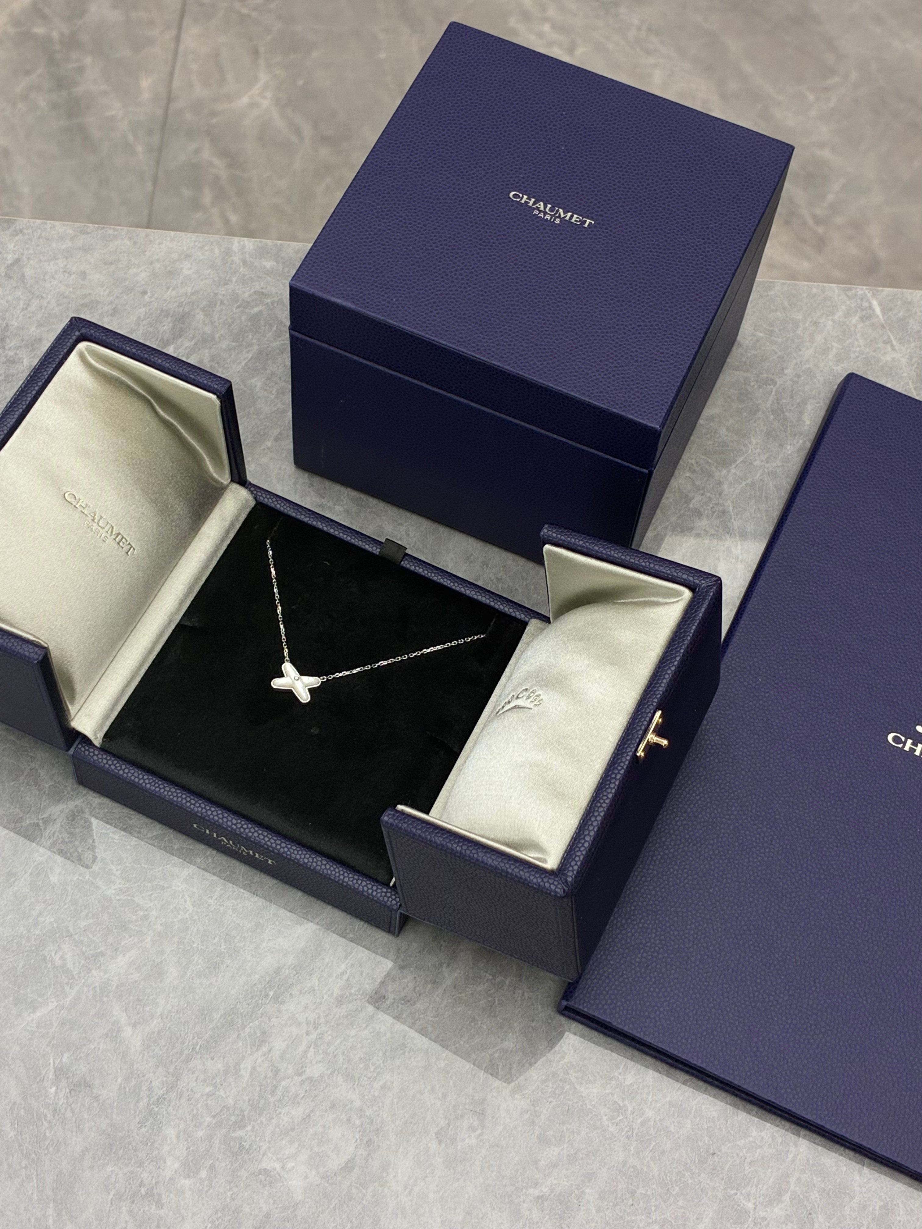 Chaumet Liens Évidence necklace in rose gold with white mother-of-pearl